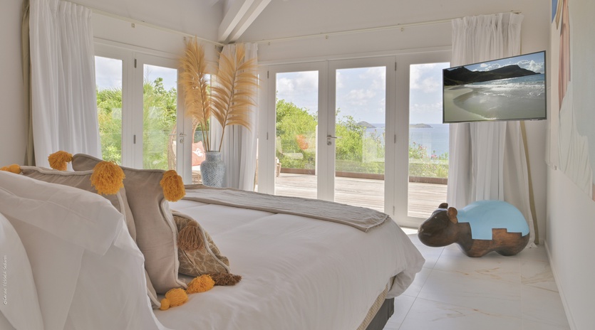 8.1-Coeur-de-Pirate-GuestBedroom1