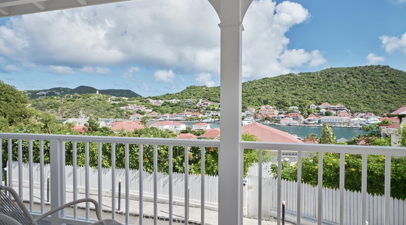 exterior-1-avee-track3