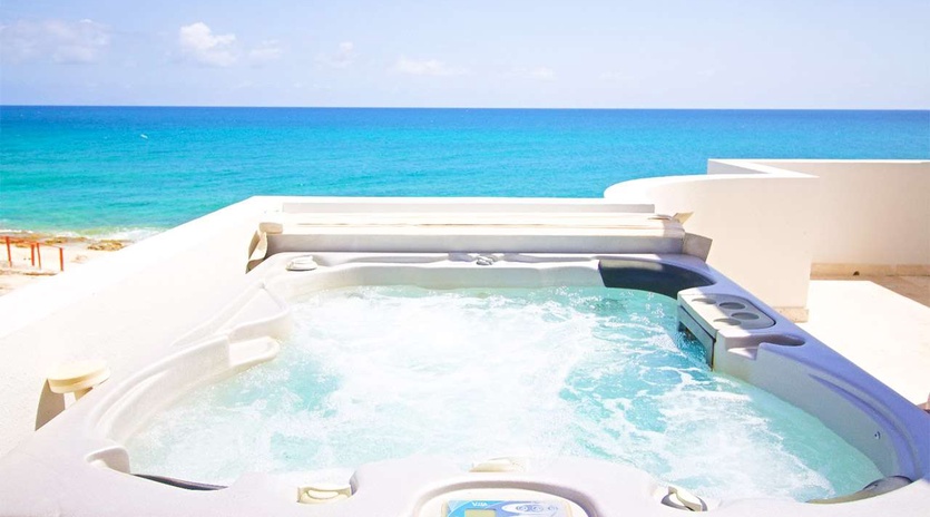 Jacuzzi at PIE BAH, Beachfront/Cupecoy, St. Martin