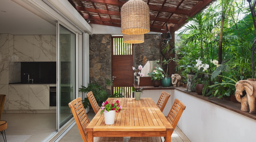 bungalow-outdoor-hvhh-track1