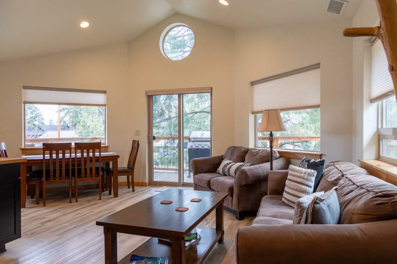 Branch C – Ponderosa 2 bdrm (Upstairs | Sleeps 4)