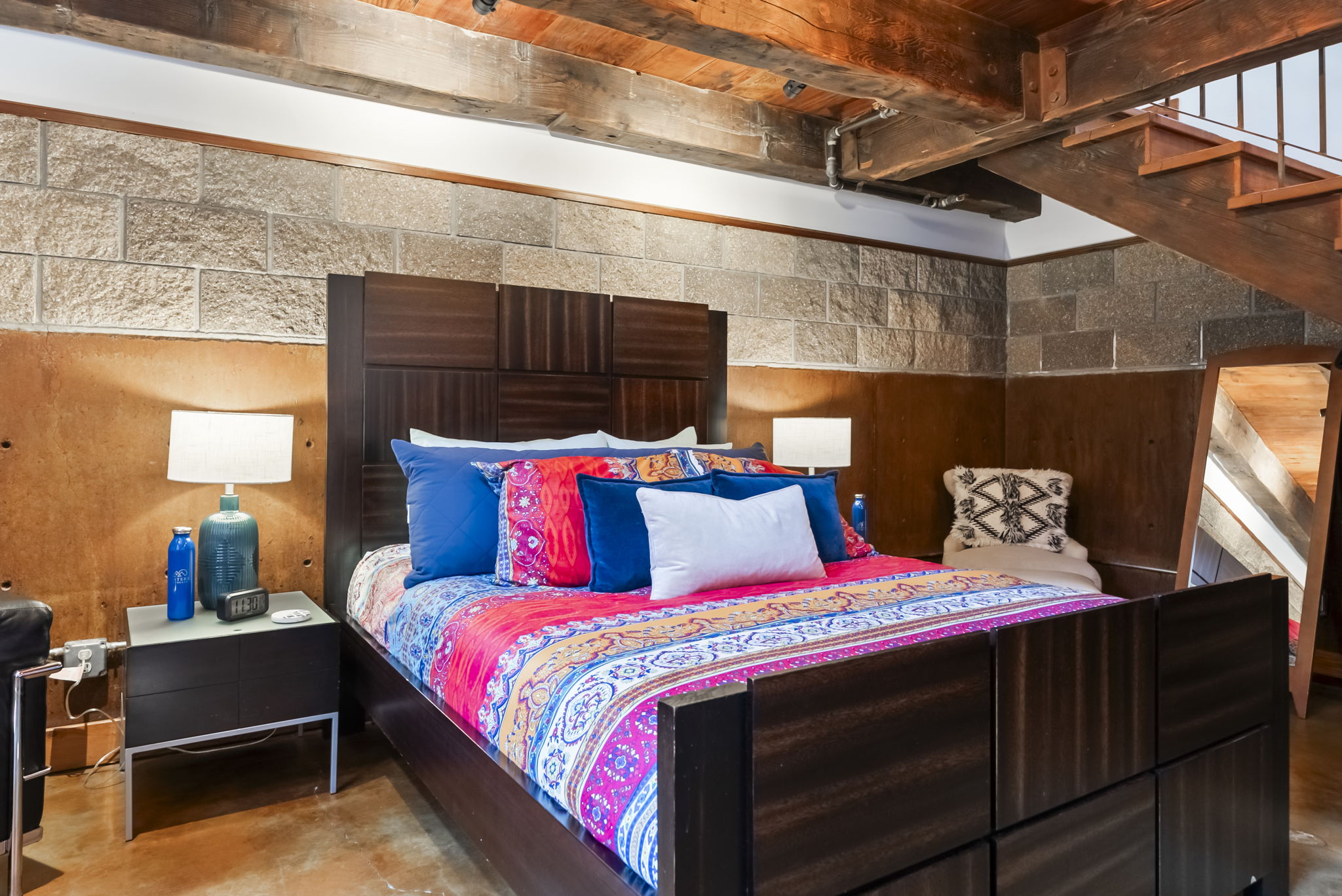 Pine Street Loft | Sisters Loft Retreat | Walk to Everything
