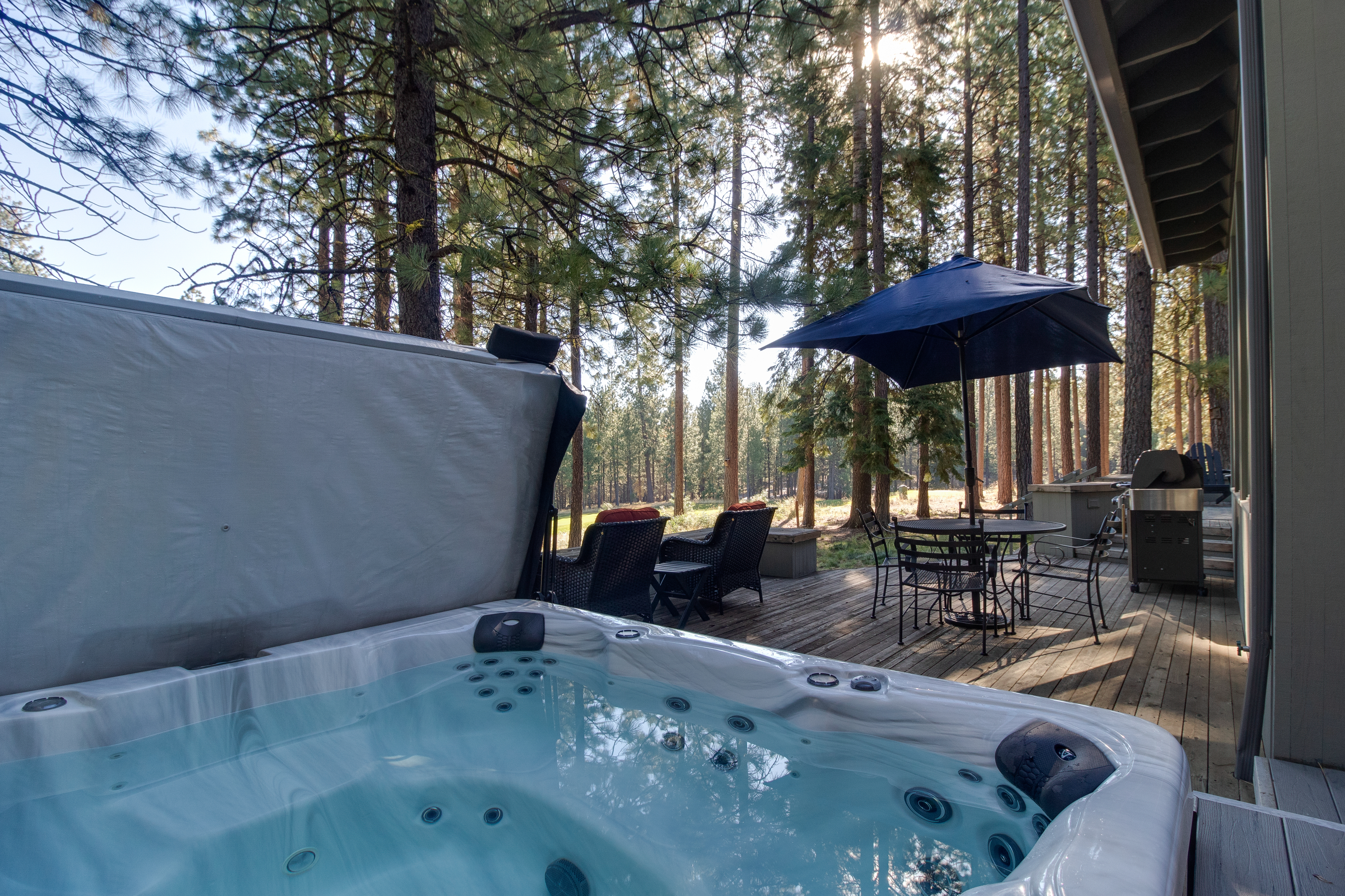 15th Fairway Retreat | Black Butte | Glaze Meadow Fairway Home | Sleeps 10 + Hot Tub