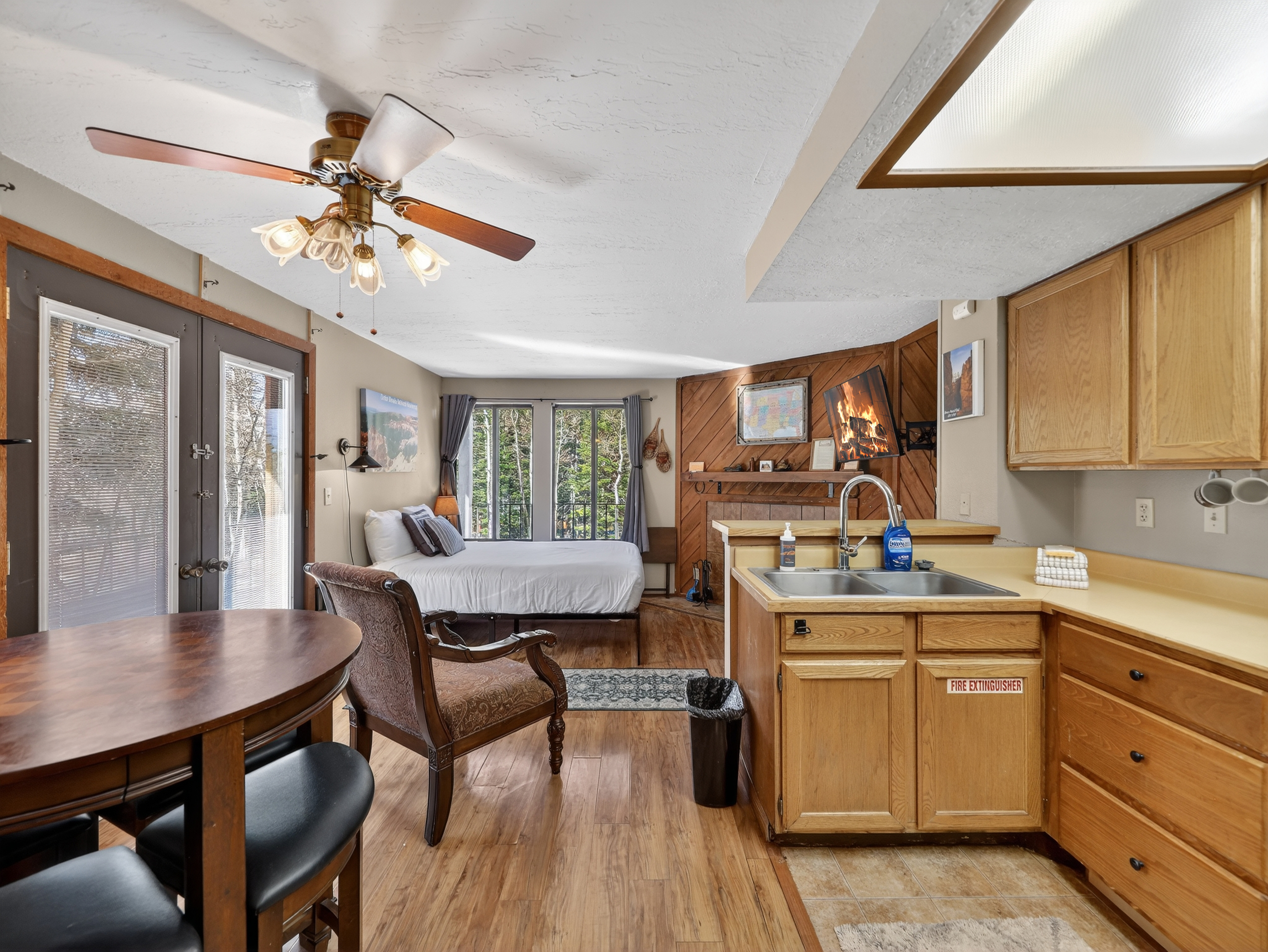 Unwind in your cozy studio with mountain views, featuring a fully equipped kitchen and comfortable seating area.