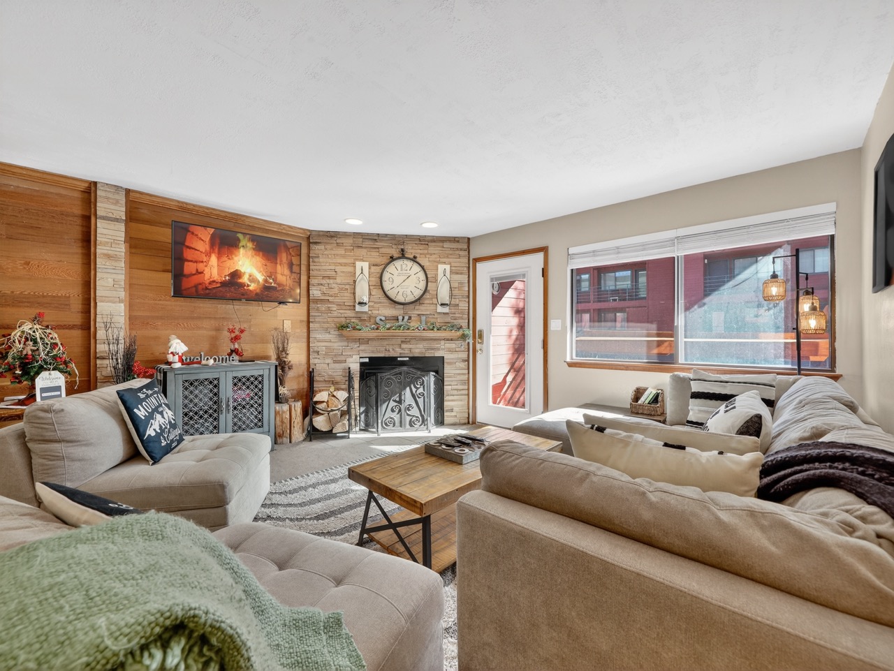 Giant Steps 16 | Ski-In Condo w/ Hot Tubs | Garage