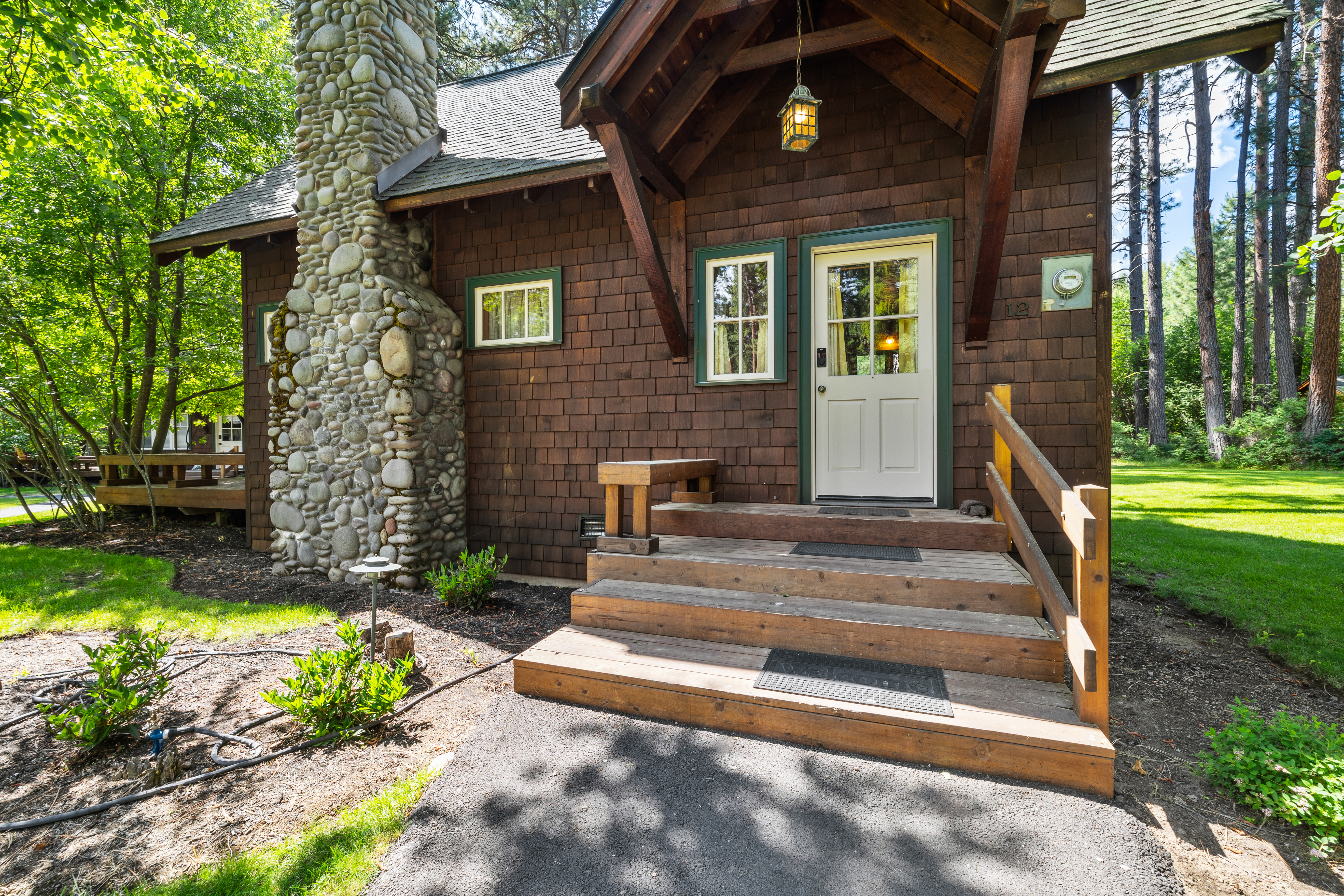 02-8801_230627_JILLROSELL Cabin 12