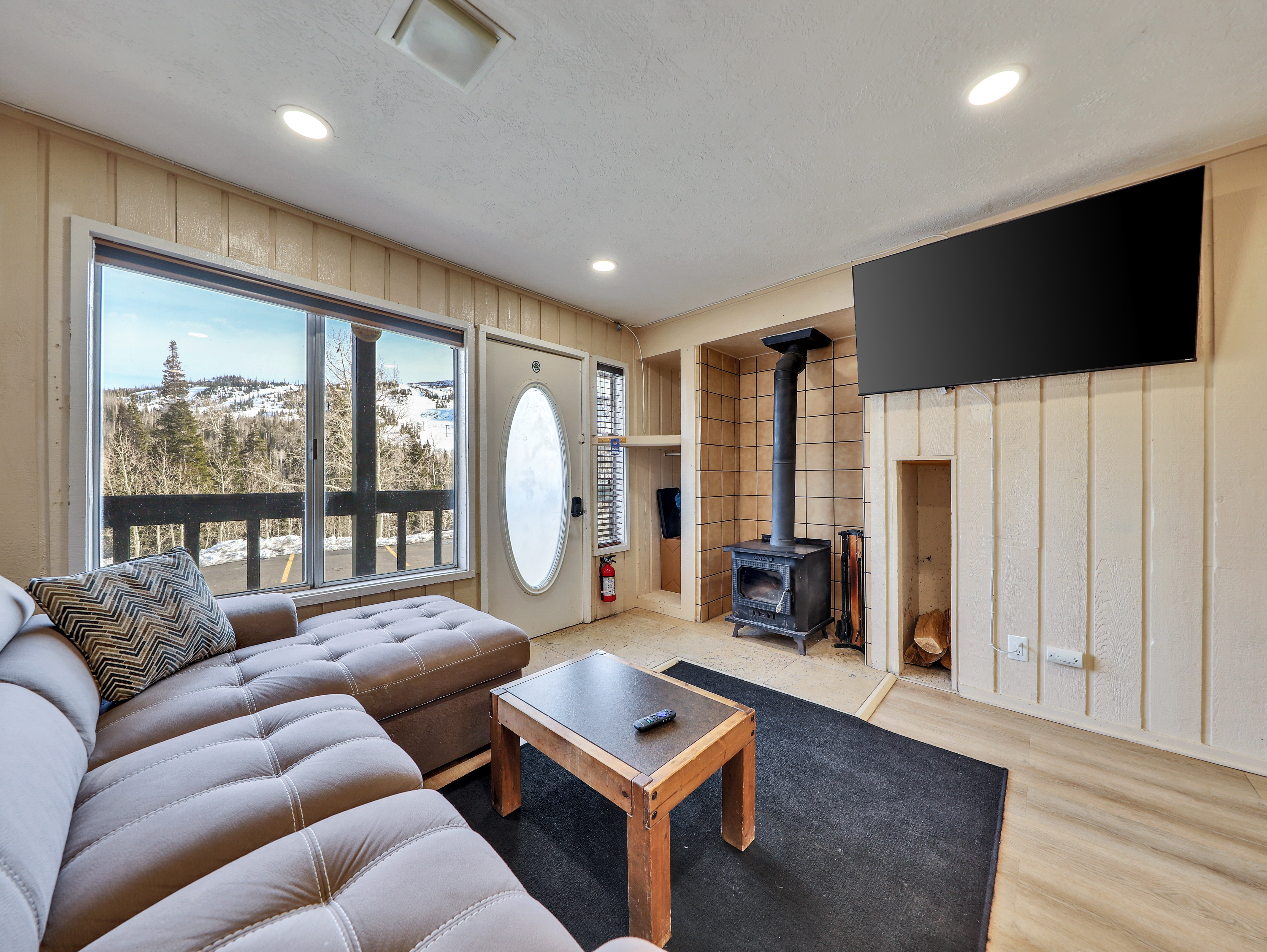 Chalet Village Hideaway | Couples Escape | Walk to Slopes