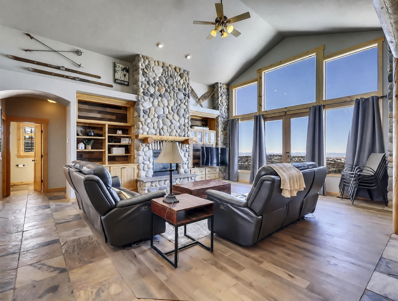 Skyview Chalet - amazing views with a spa