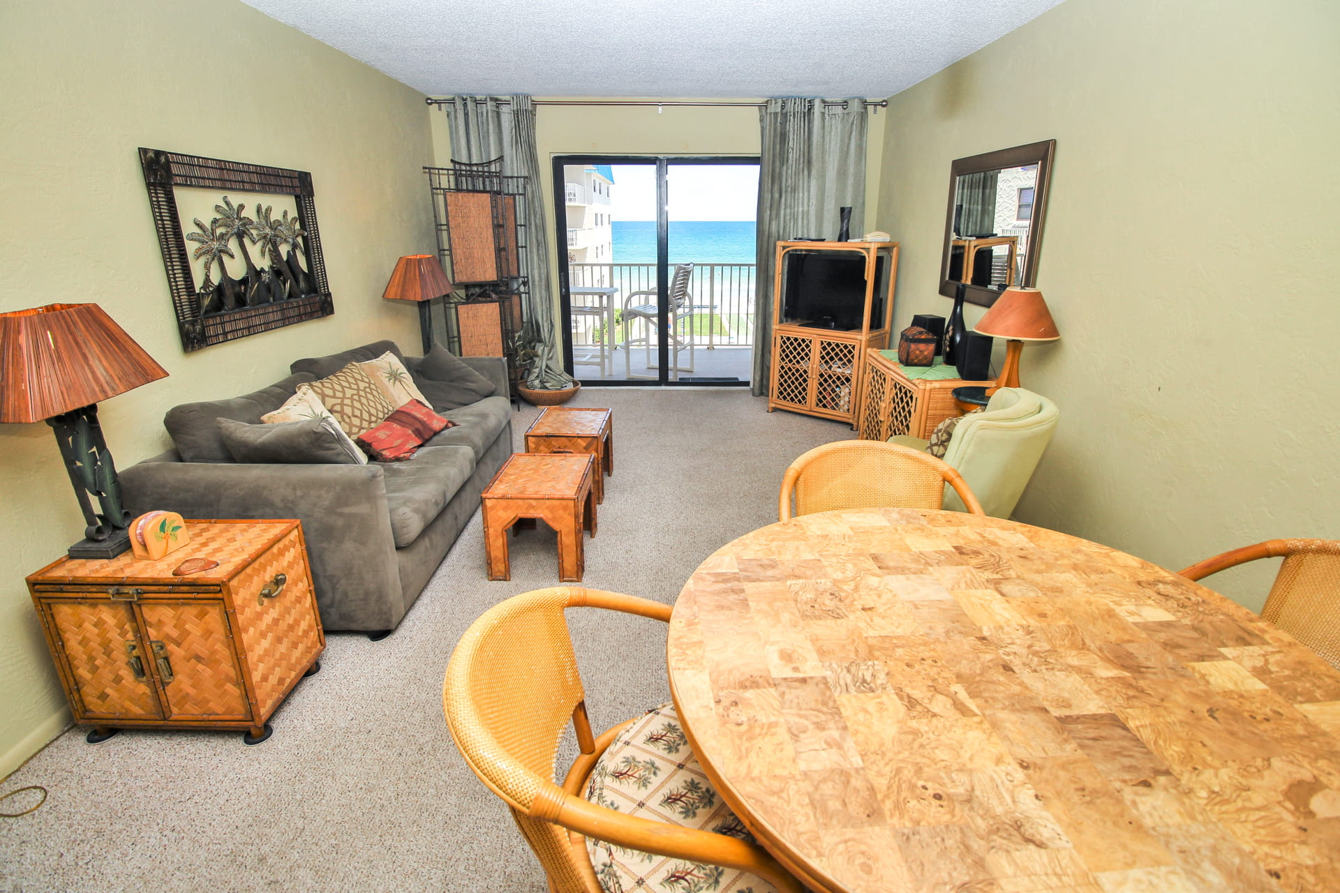 See the ocean from dining room