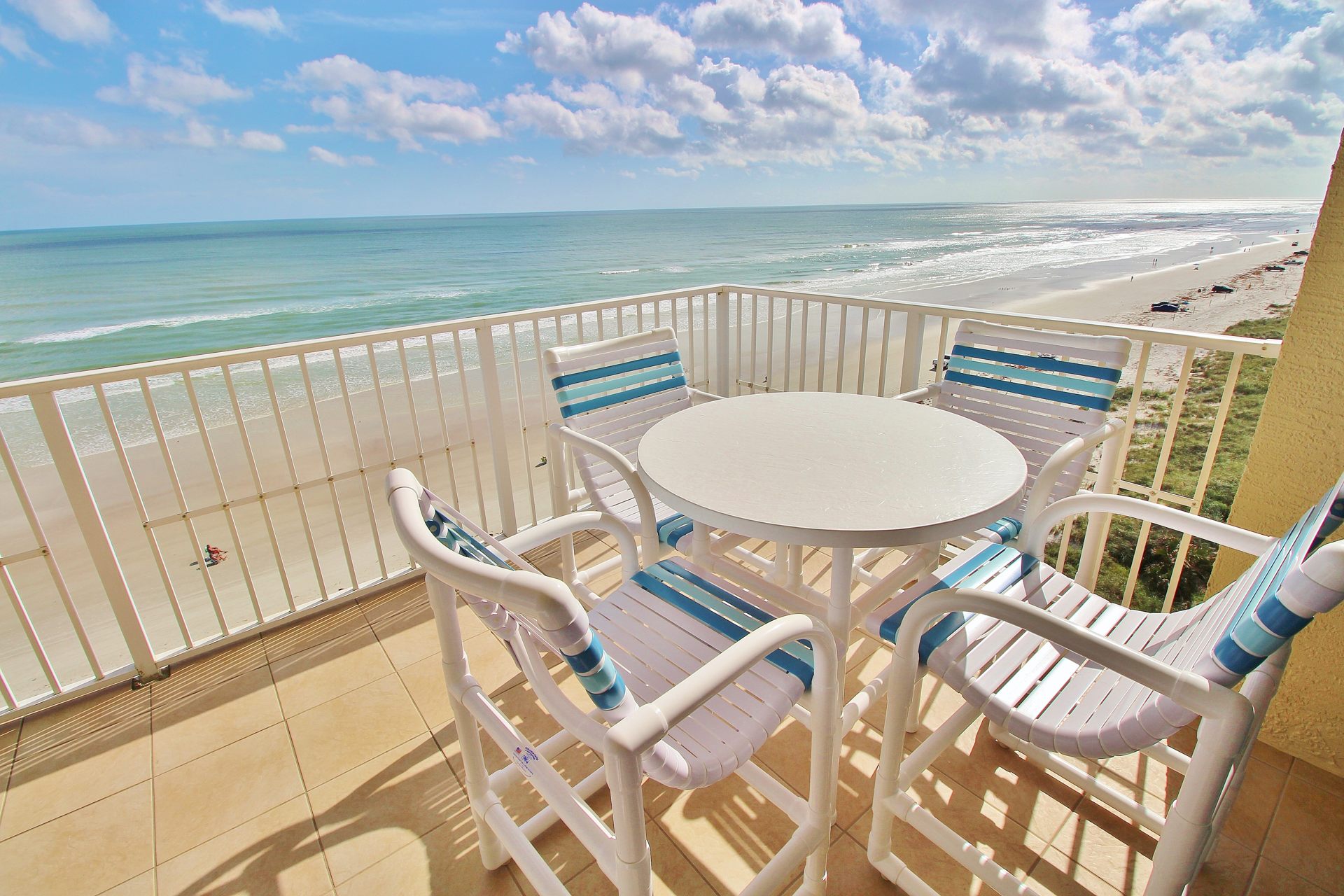 Have dinner with a breathtaking view of beach