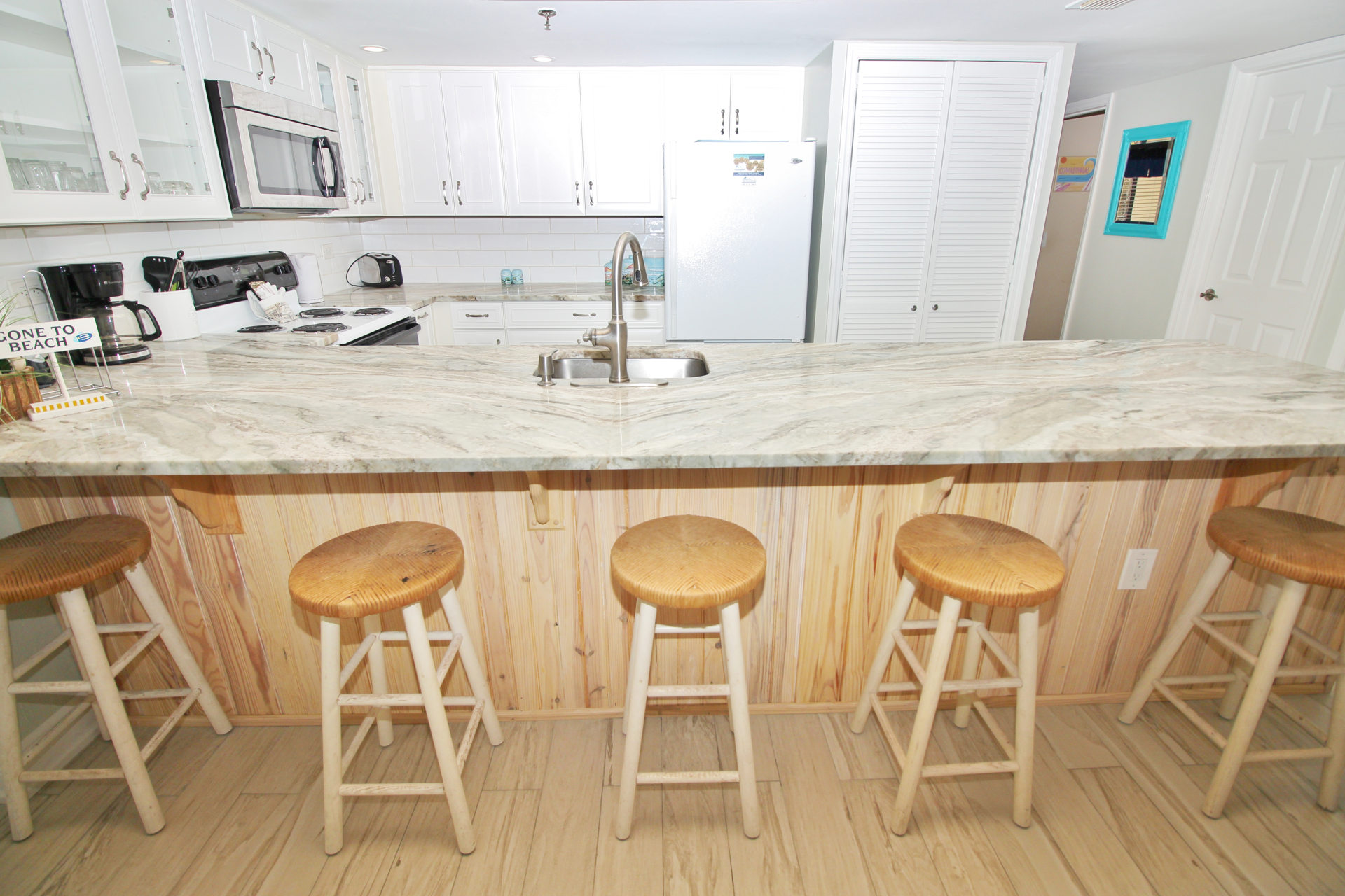 Breakfast Bar with Seating for 3