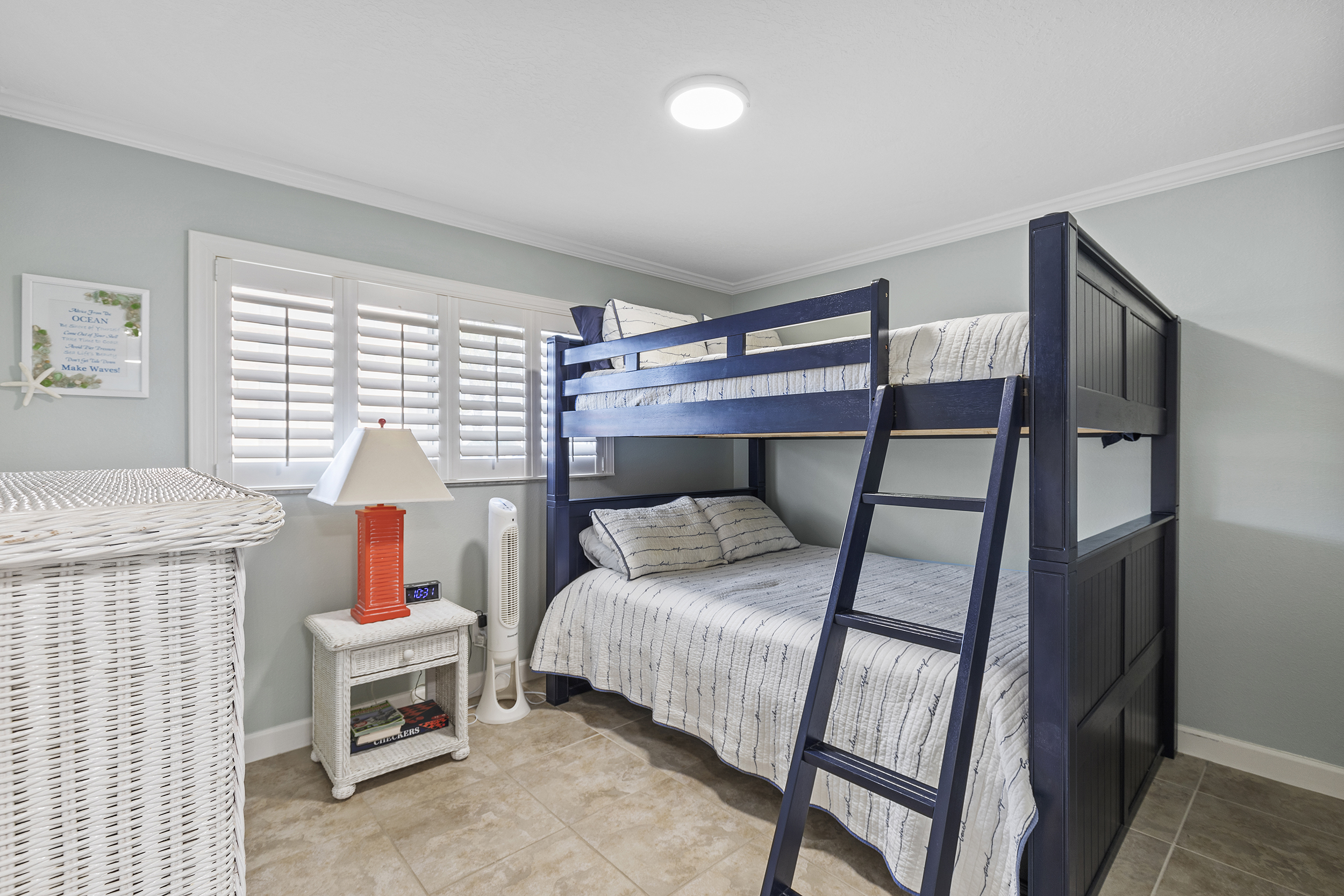 Guest bedroom bunkbeds sleeps 5