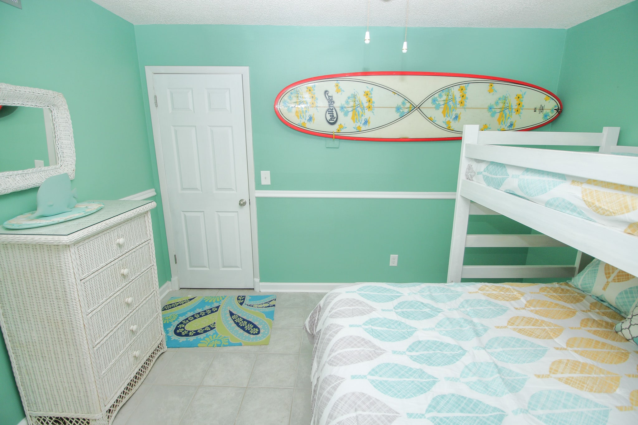 Coastal theme in second bedroom