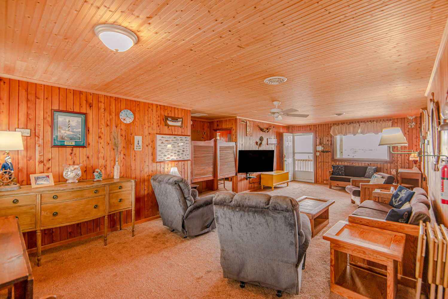 057 | The Aqua Hut 8