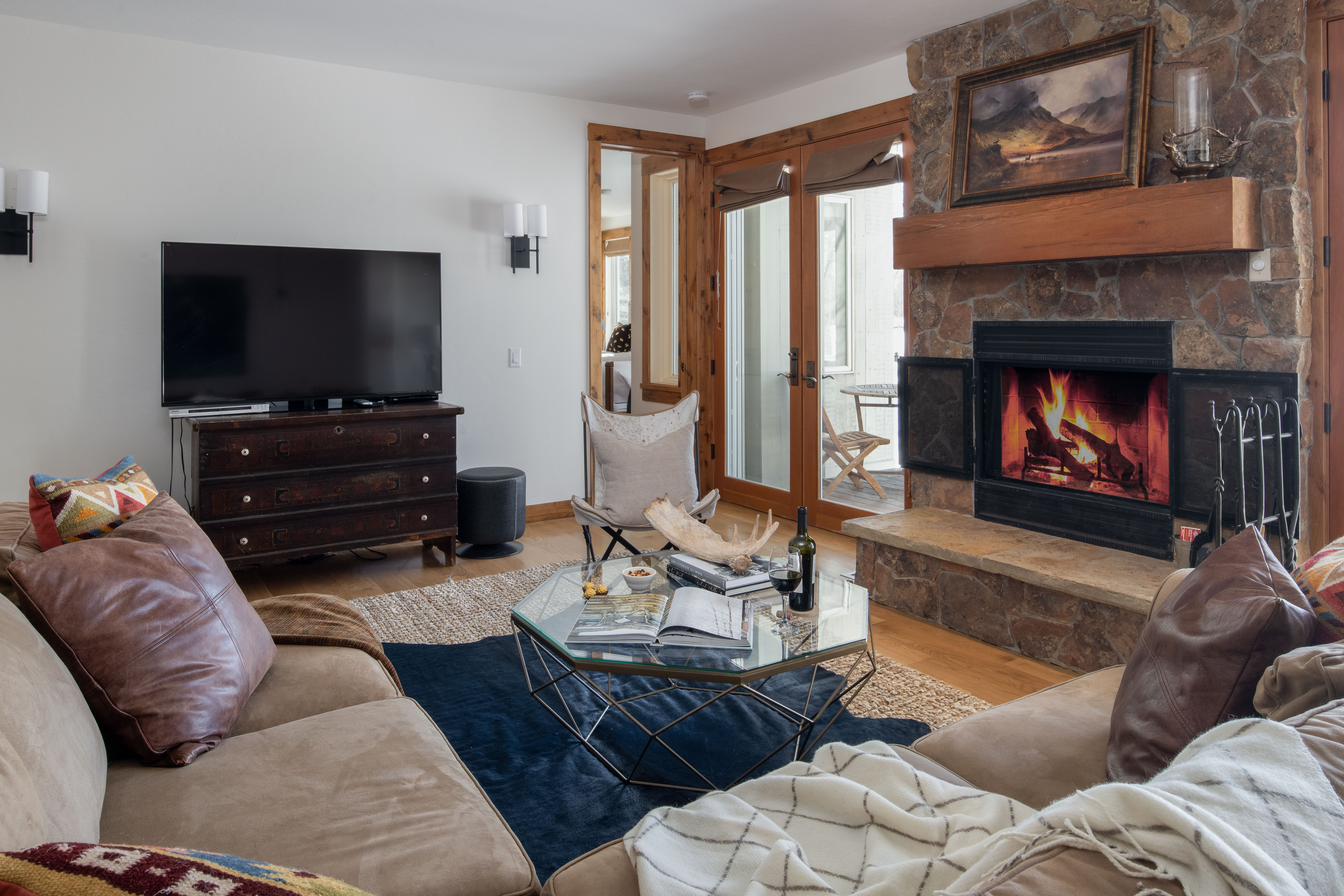 Living Room - Fireplace is not currently available for guest use as we await repairs to be completed.