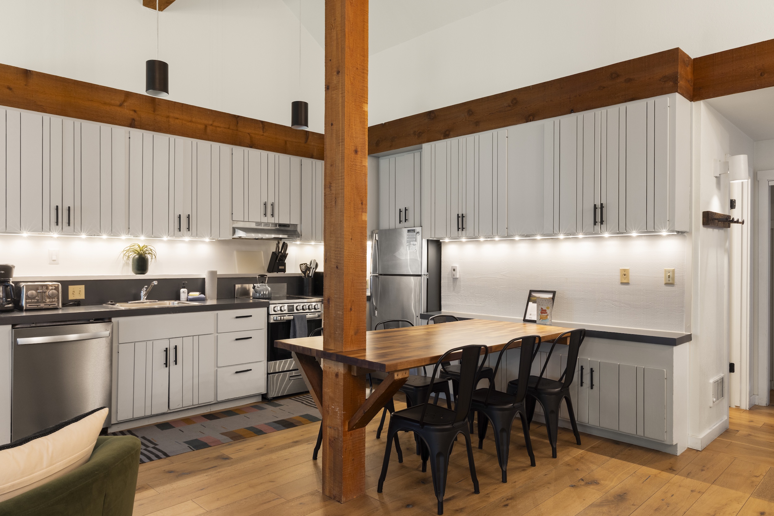 Kitchen & dining area