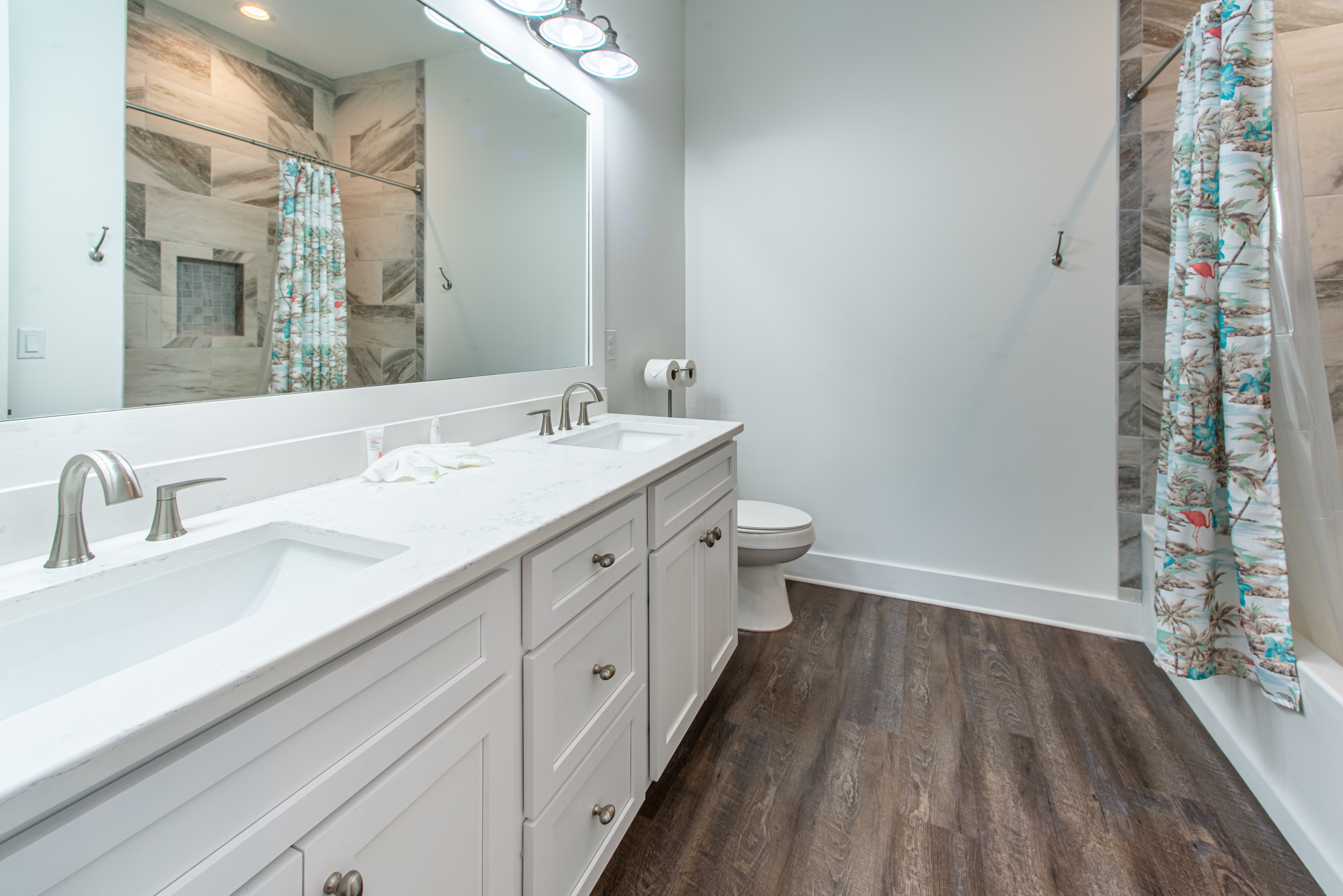 Full Bath w/Shower/Tub Combo on Main Level