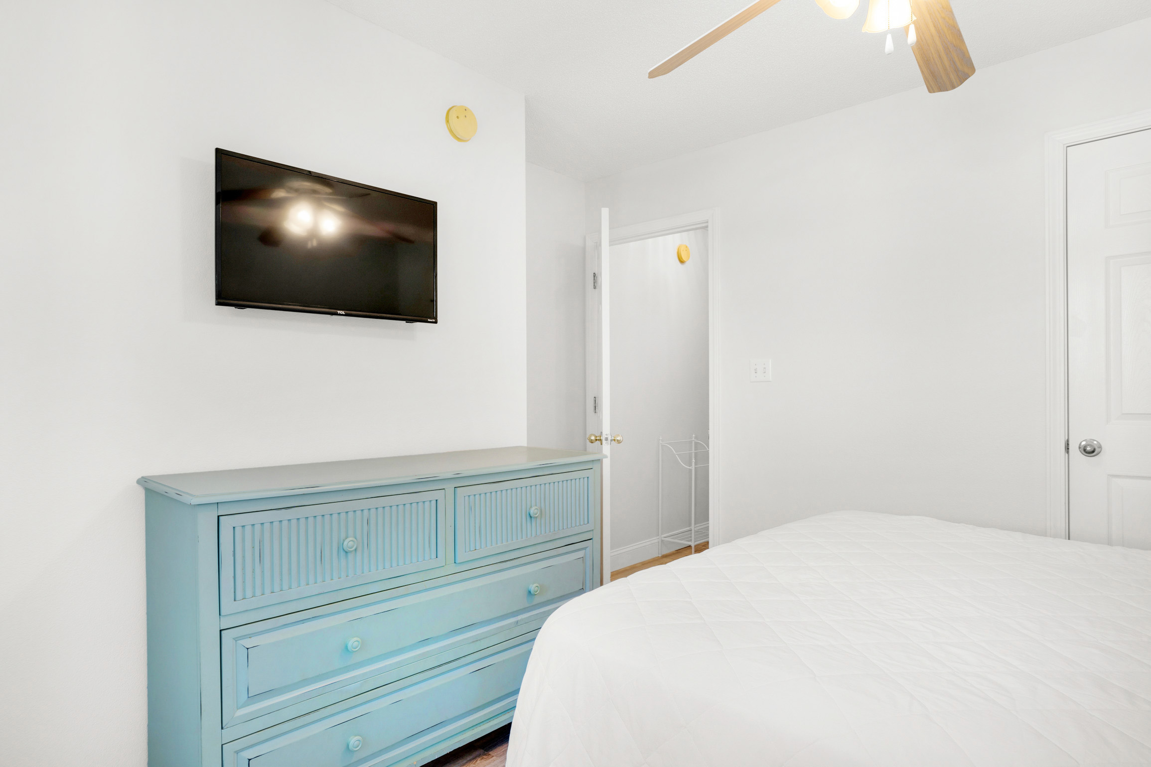 Guest room with flatscreen TV