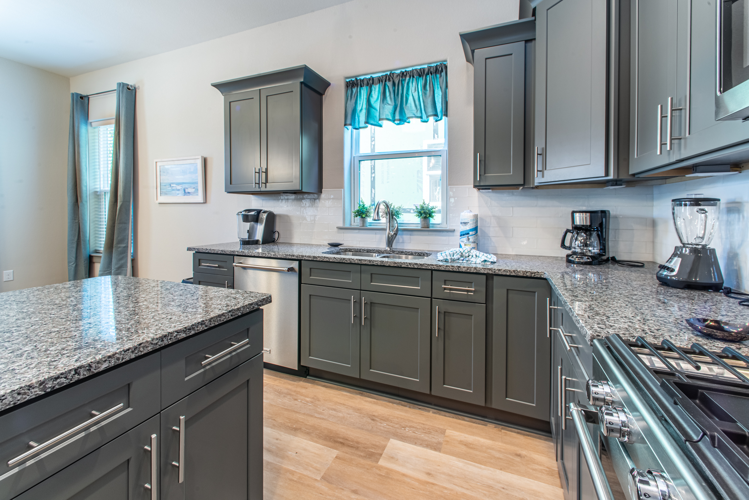 Plenty of space on these Granite counter tops