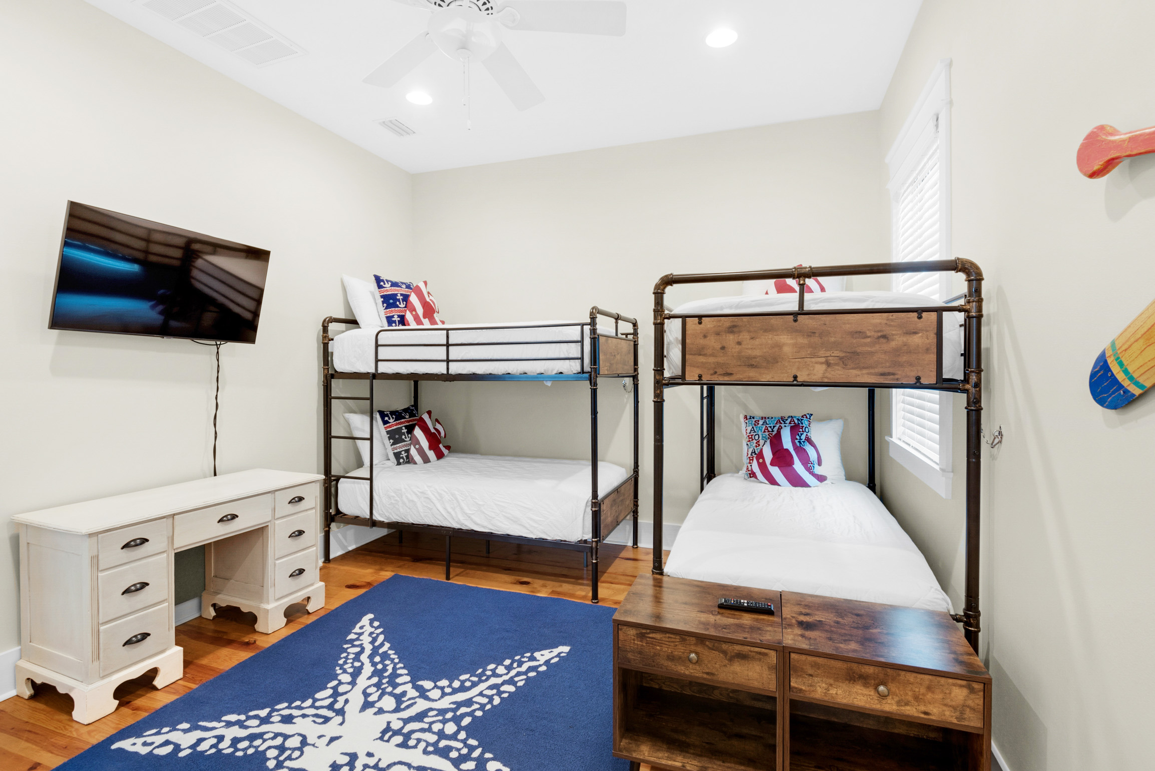 Bunk room with 2 bunks