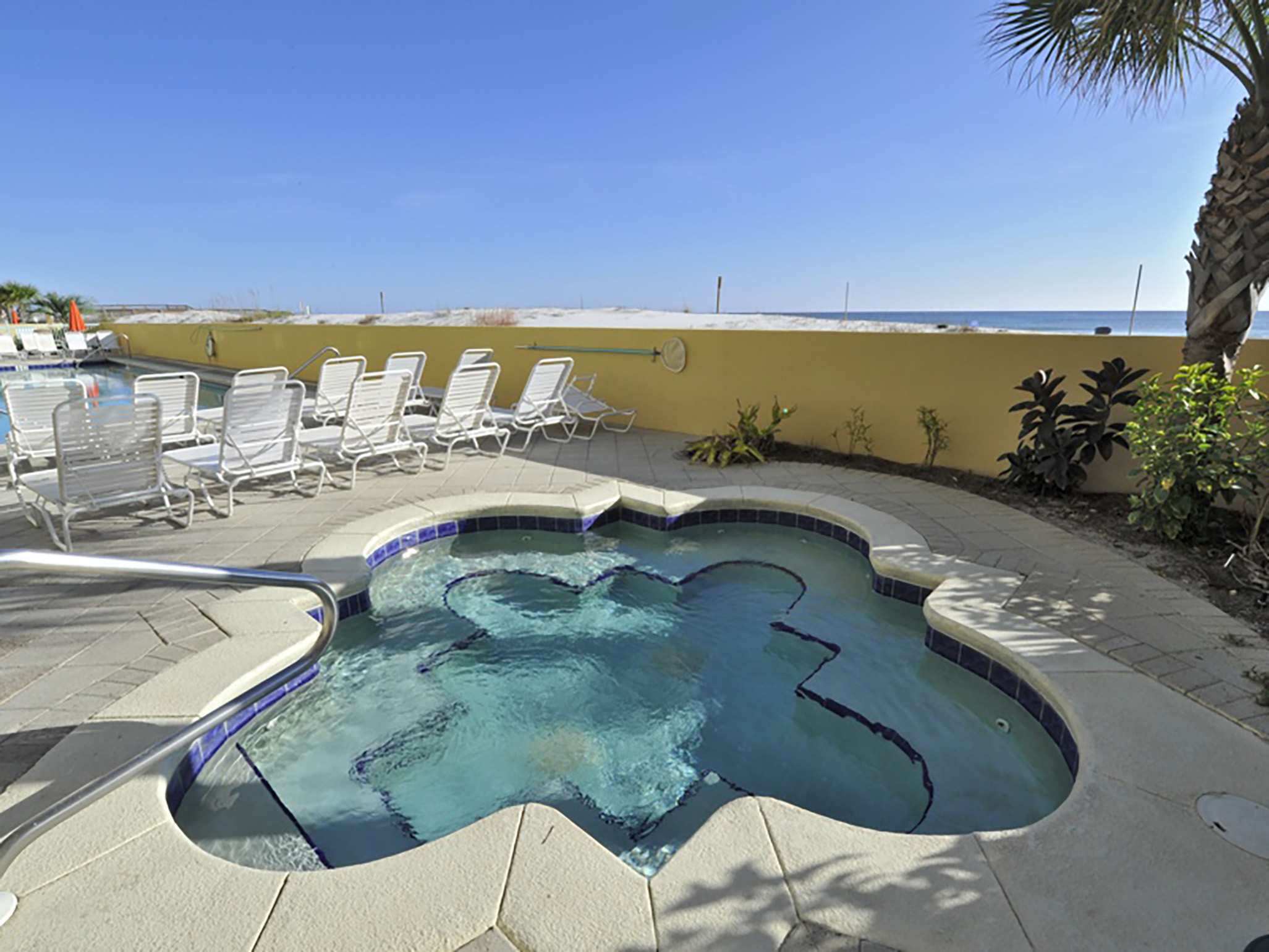 Pelican Isle Hot tub