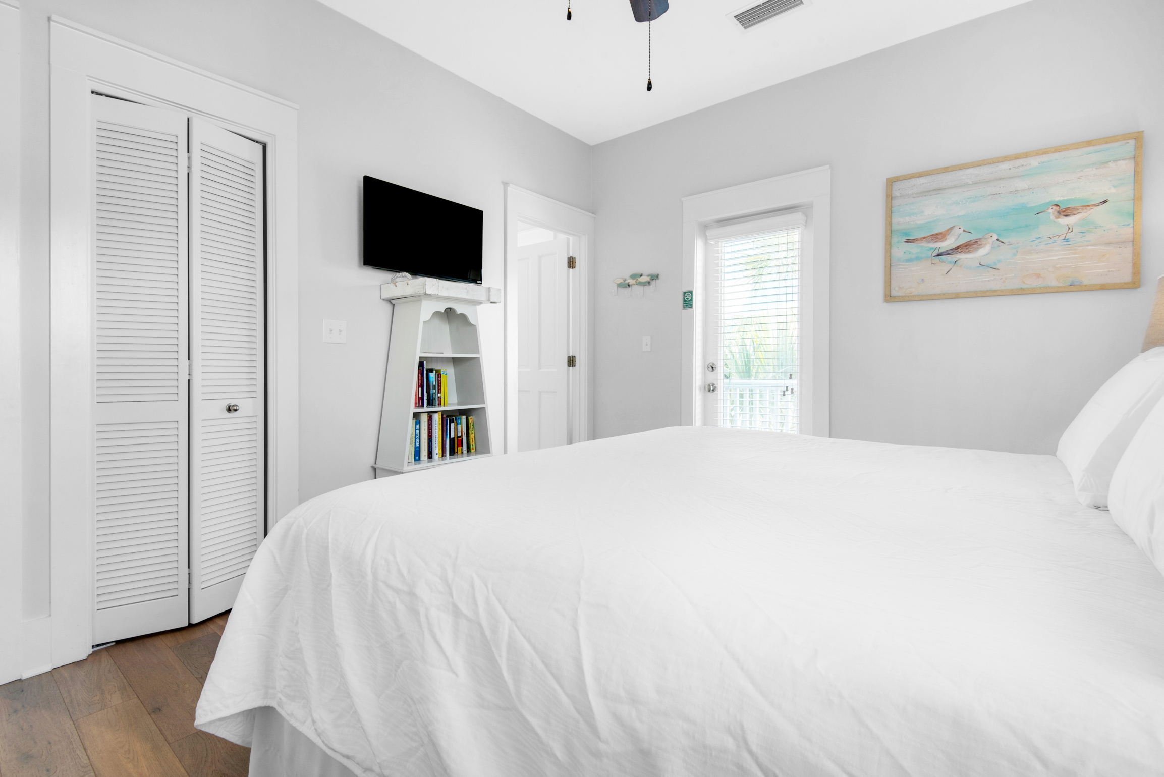 Guest bedroom with balcony access with flat screen