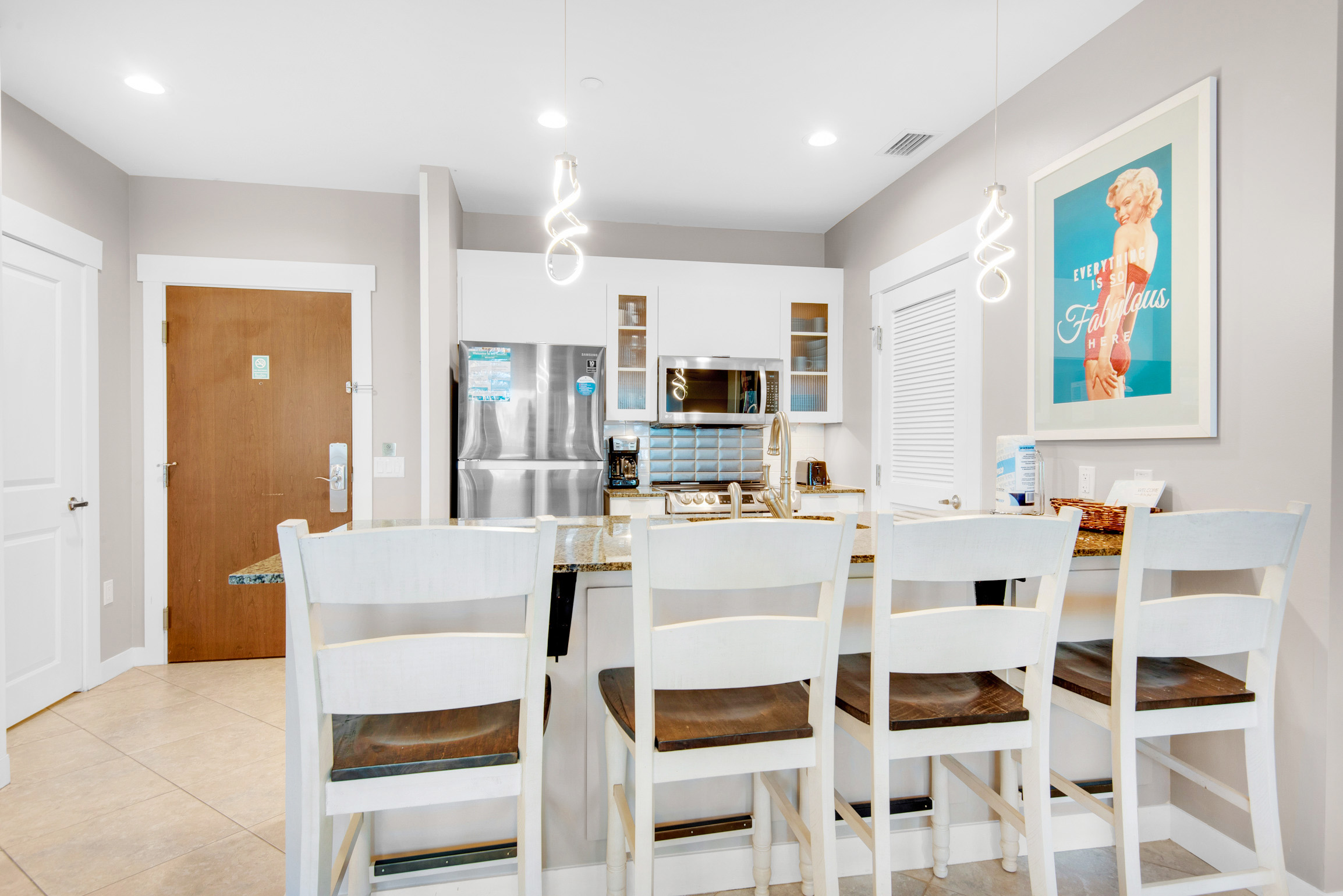 Eat-in kitchen bar seats 4