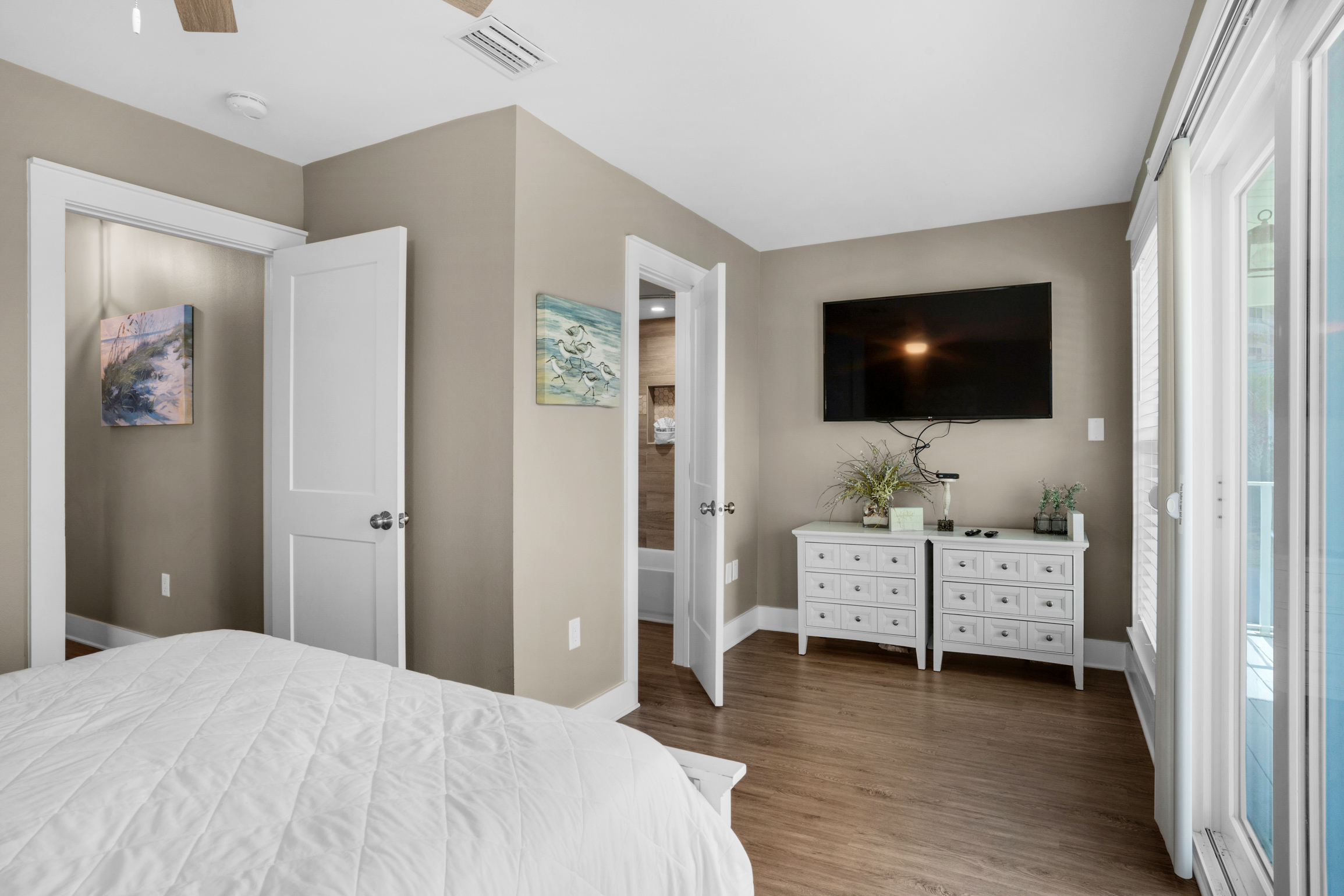 Guest bedroom suite