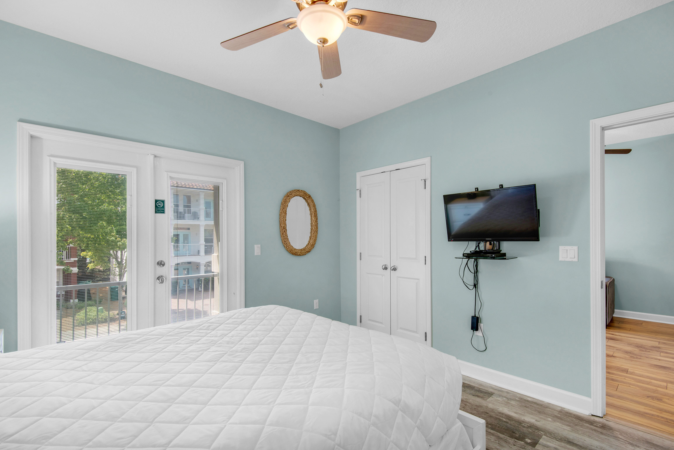 Queen bed and flatscreen TV