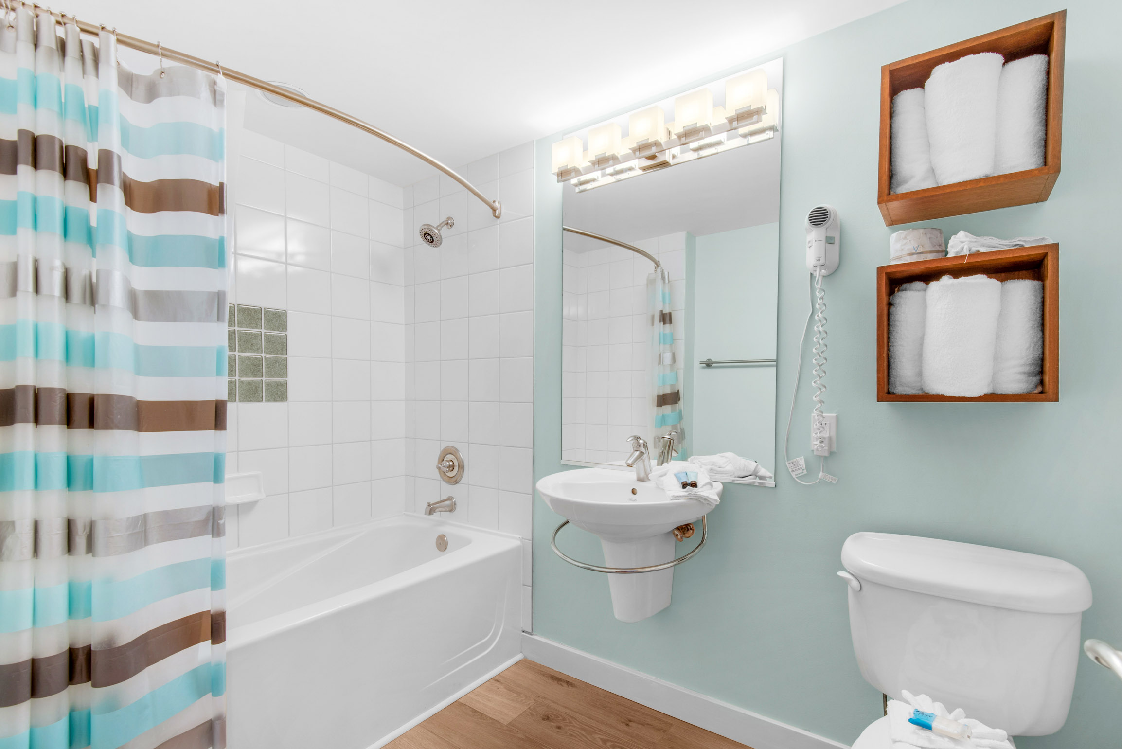 Full guest bathroom