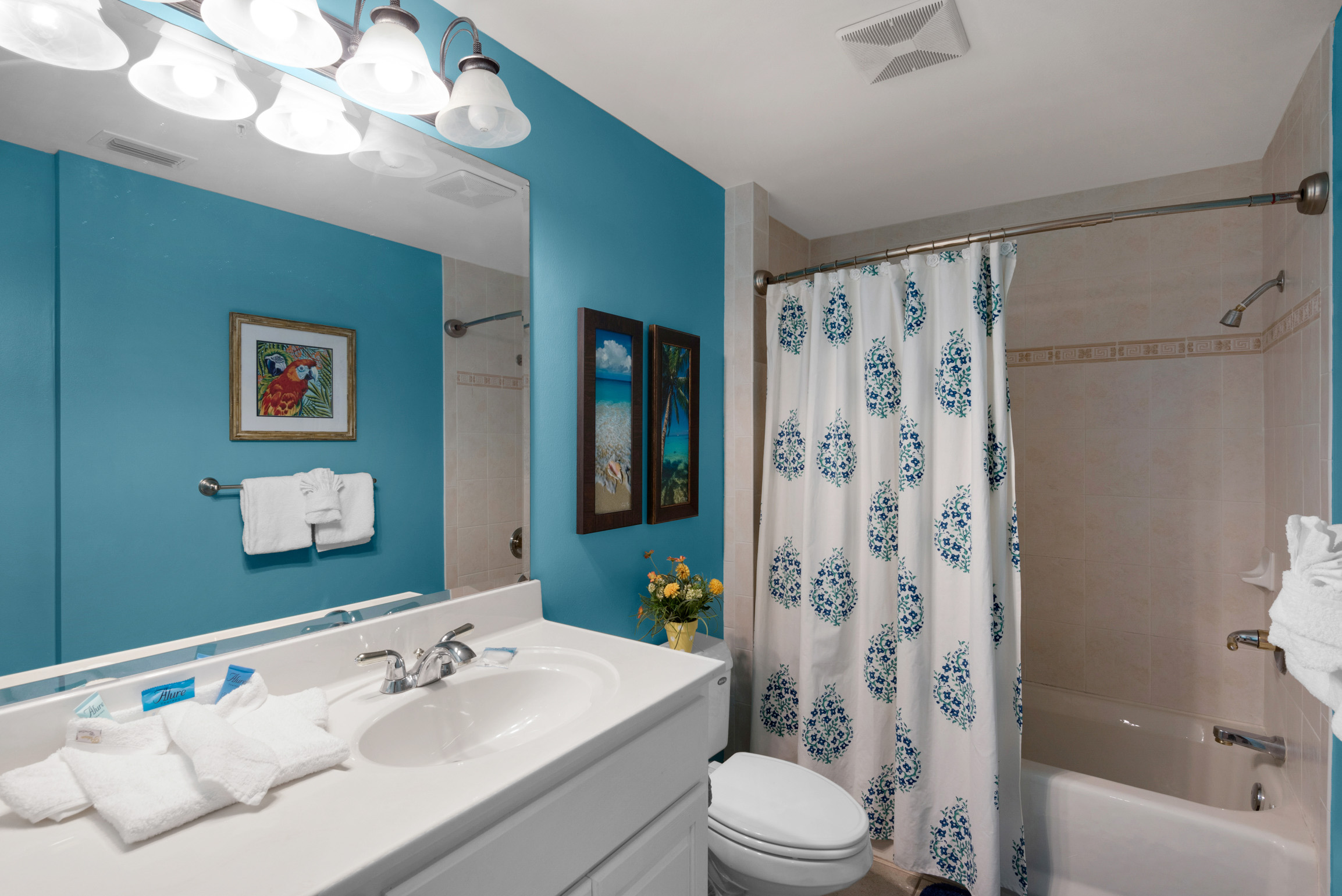 Ensuite Bath with Shower/Tub Combo