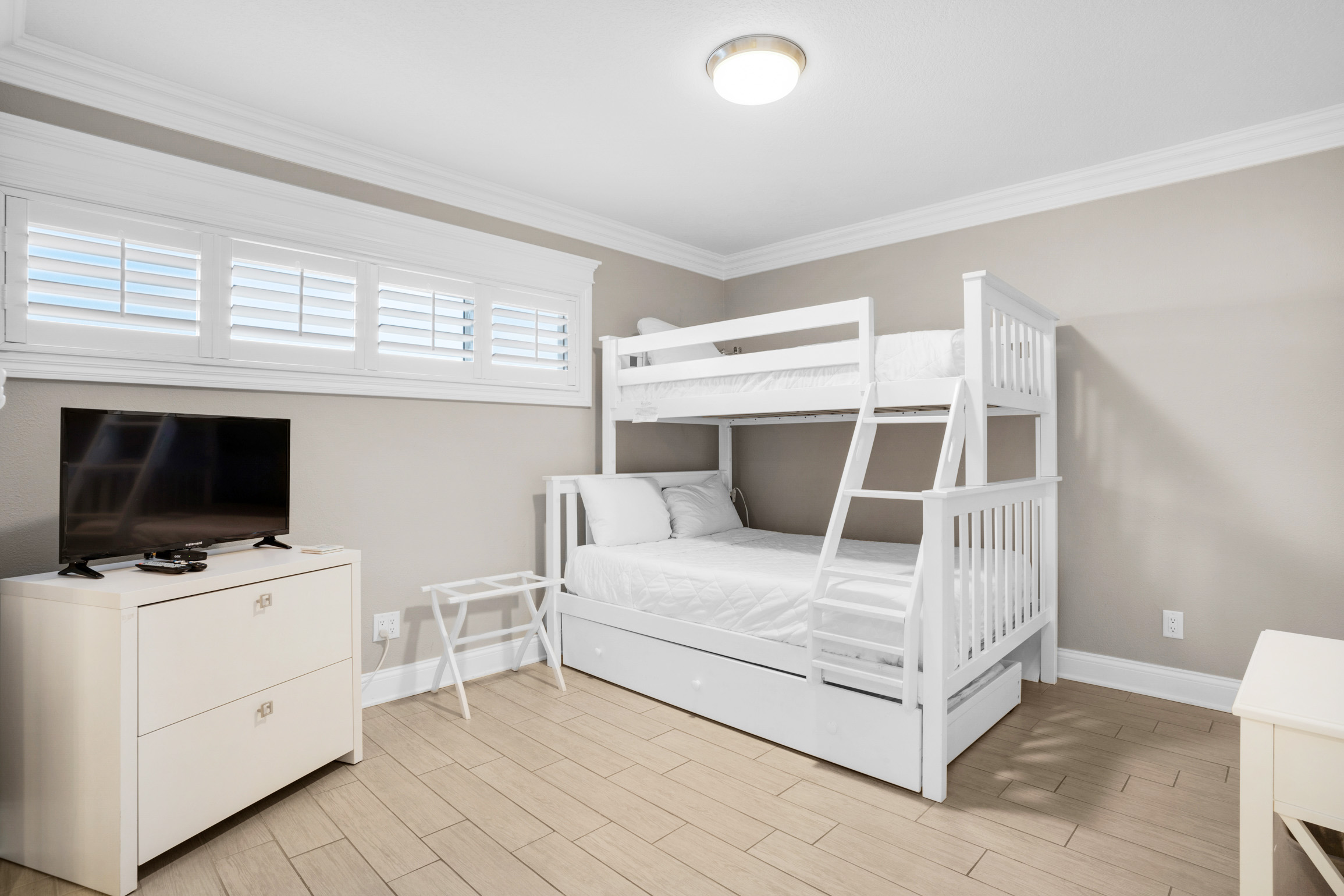Guest room with bunk bed