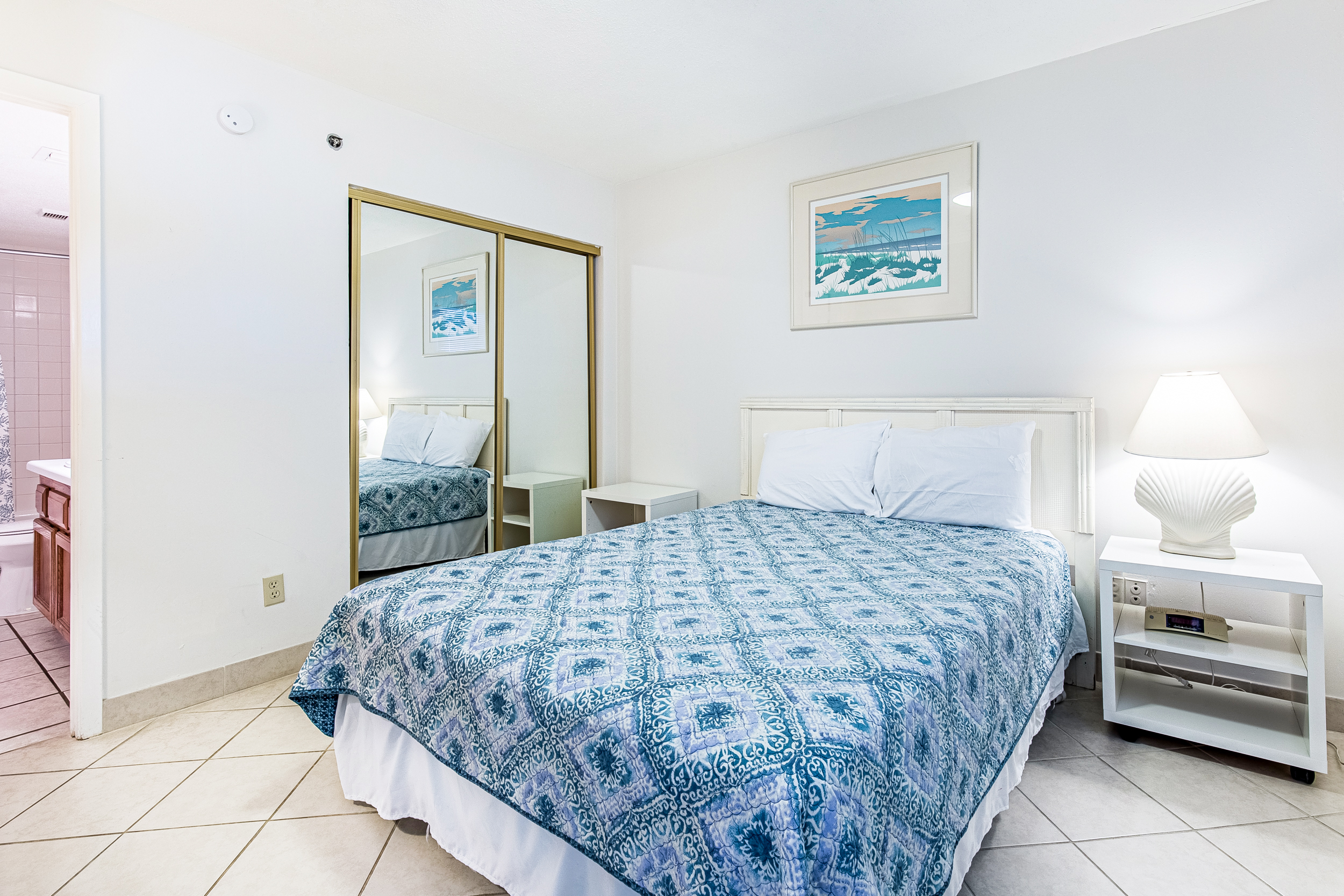 Queen Bedroom w/attached bathroom