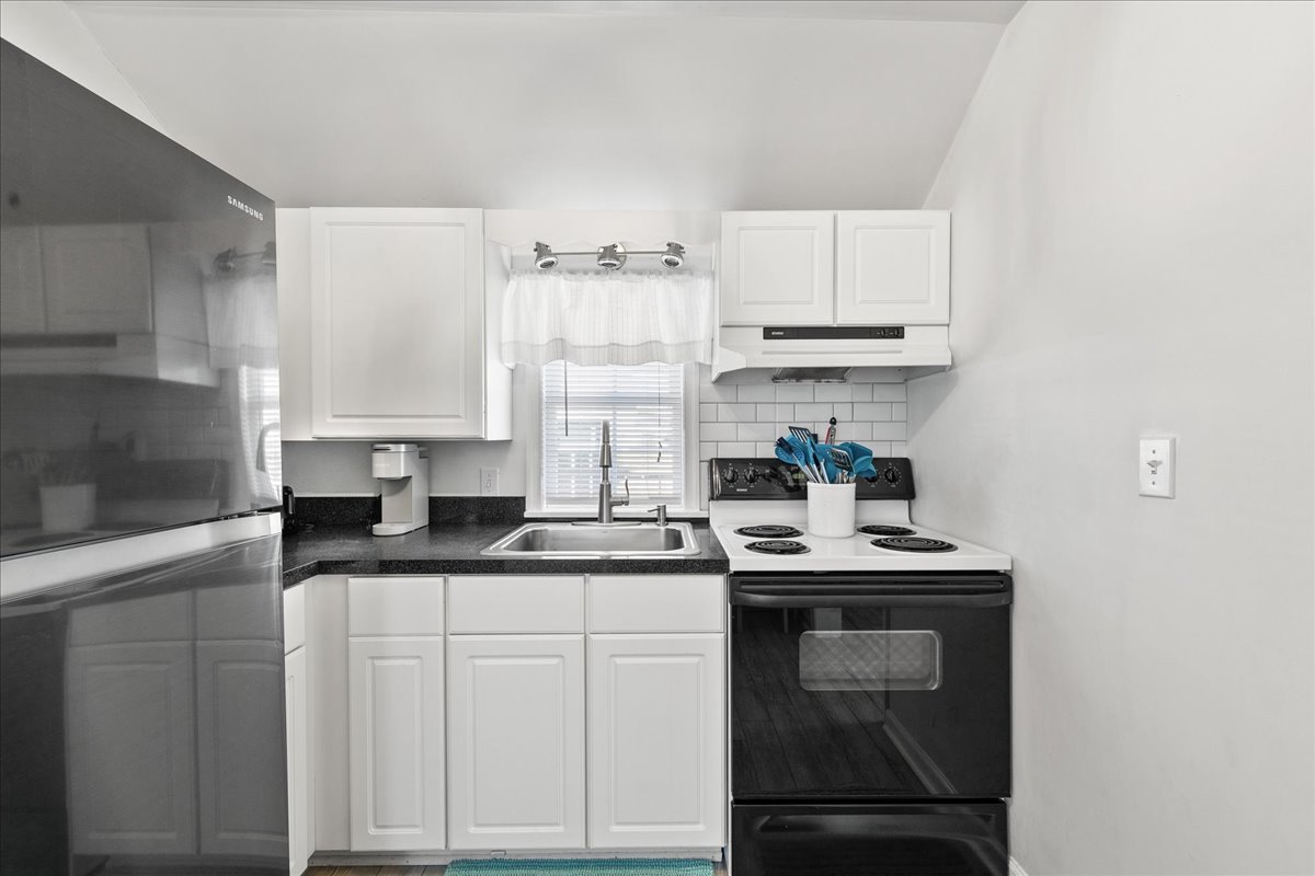 No dishwasher, but otherwise very well equipped.