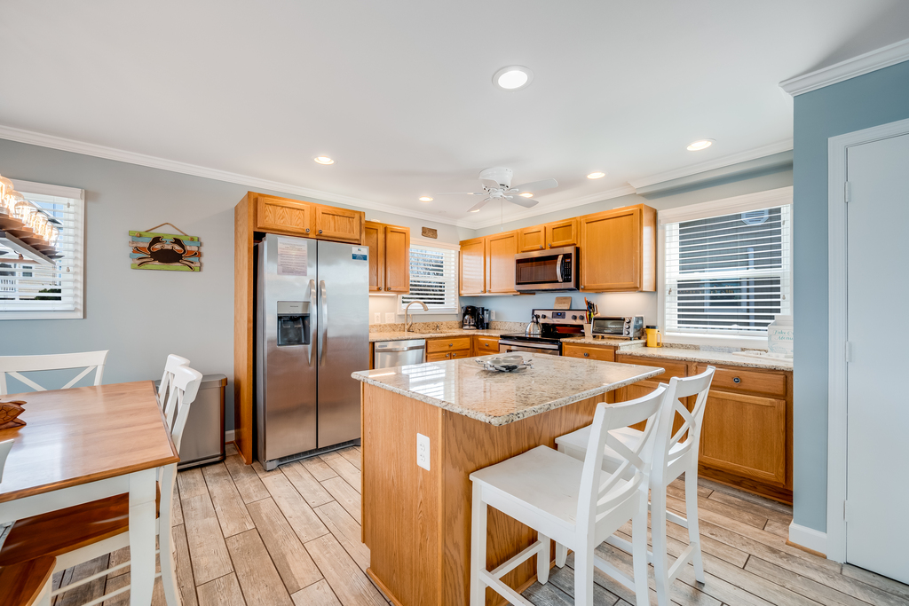 Grab a quick bite before the beach at the breakfast bar!