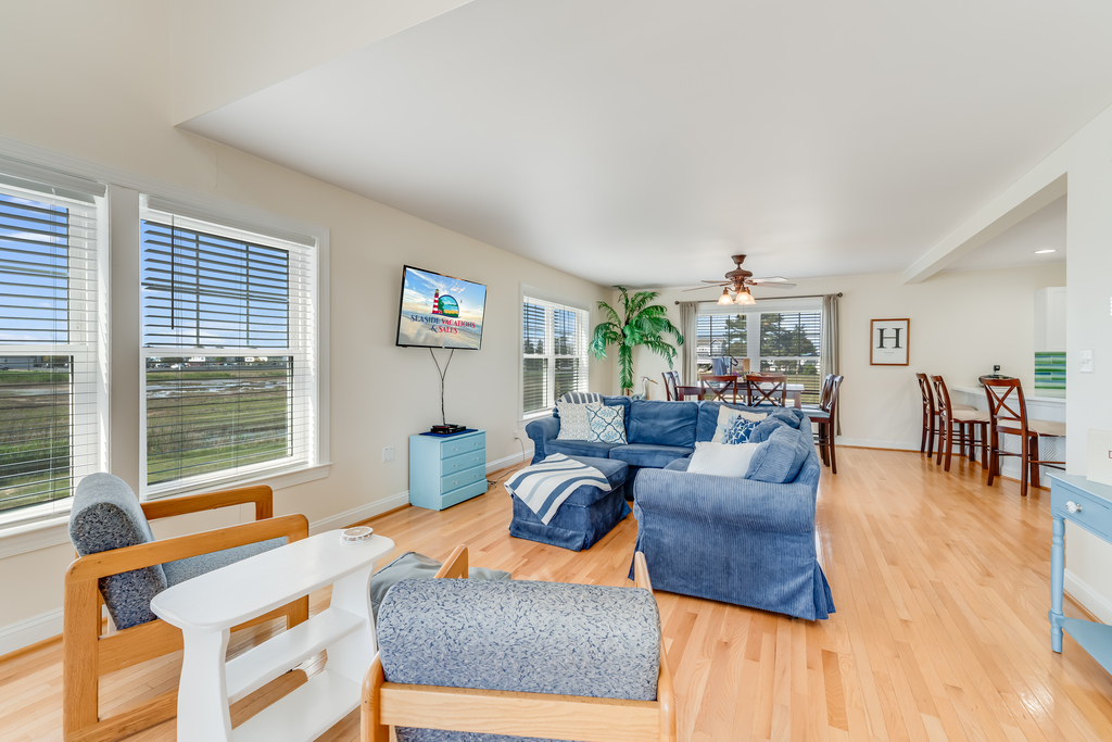 Spacious Living Area with Flat Screen TV and Free WiFi.