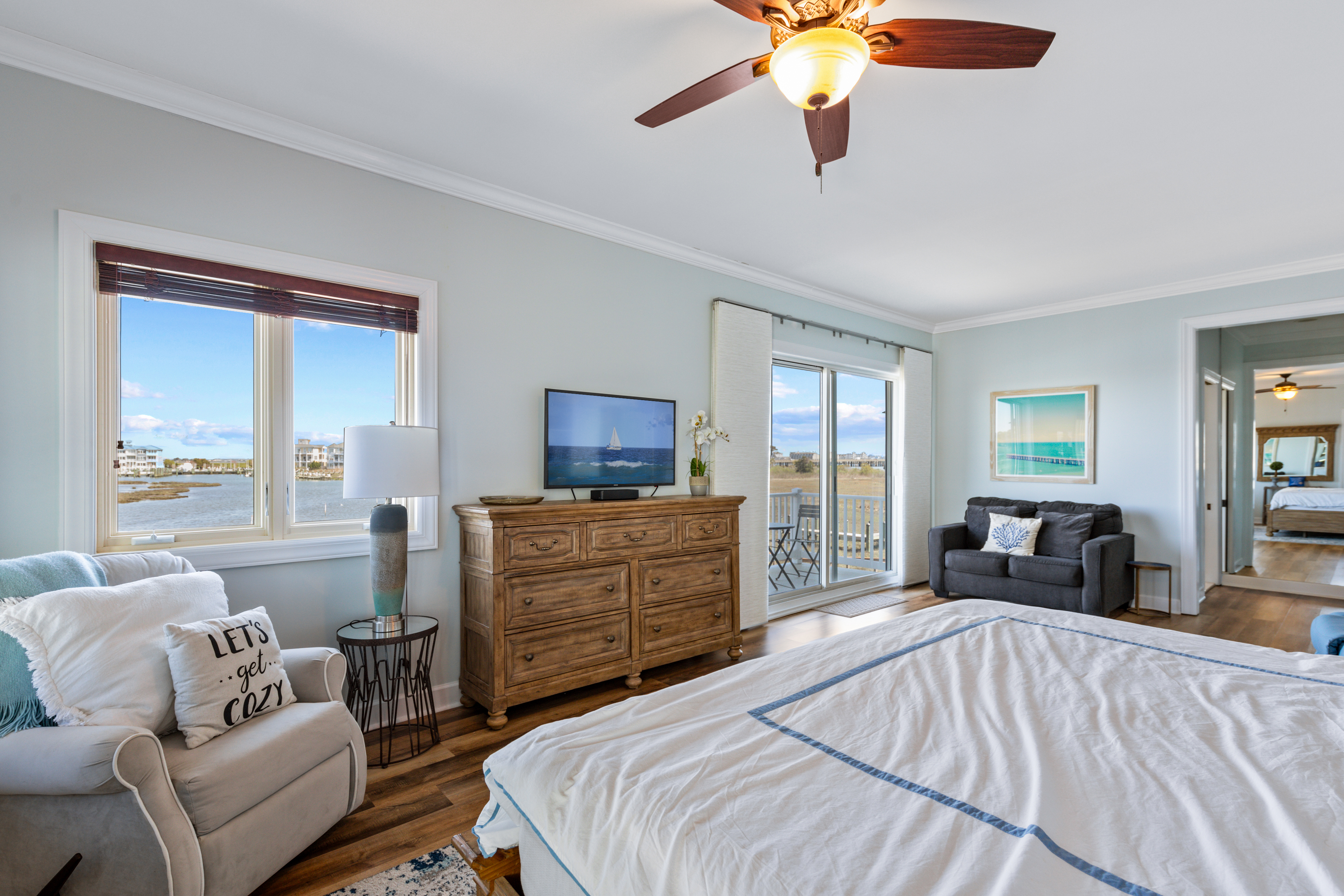 Kick back, relax and enjoy the Flat Screen TV - you're on Ocean Time!