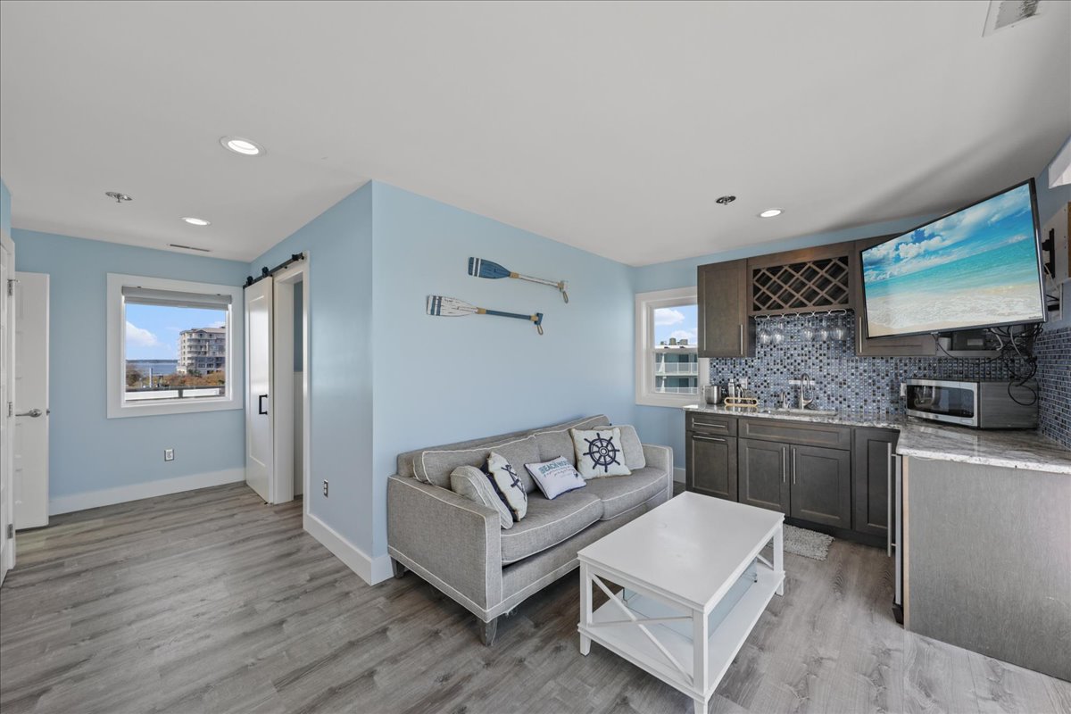 Sleep extra guests on the sleeper sofa in the den.