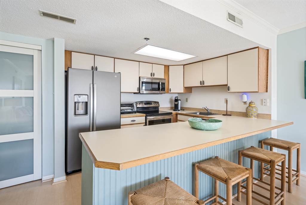 Grab a quick bite before hitting the beach at the breakfast bar.