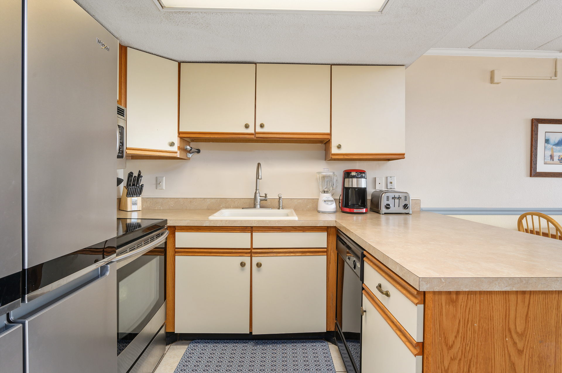 The bright open Kitchen is perfect for prepping your Beach or Dinner Meals!