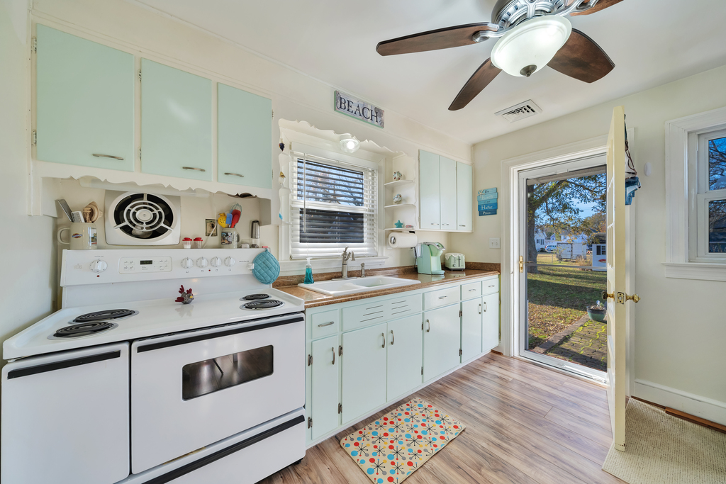 Well-Stocked Kitchen makes mealtime a bay breeze.