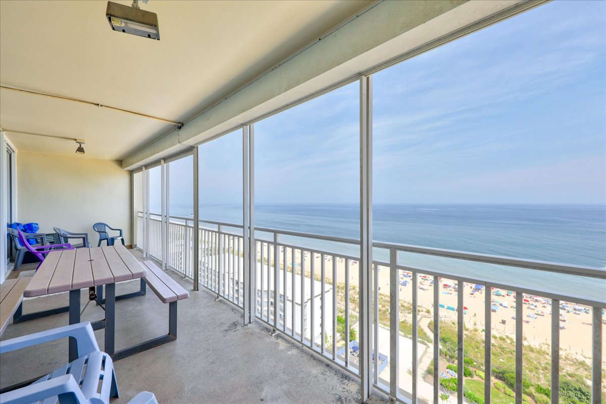 Dine with a view at the picnic table!