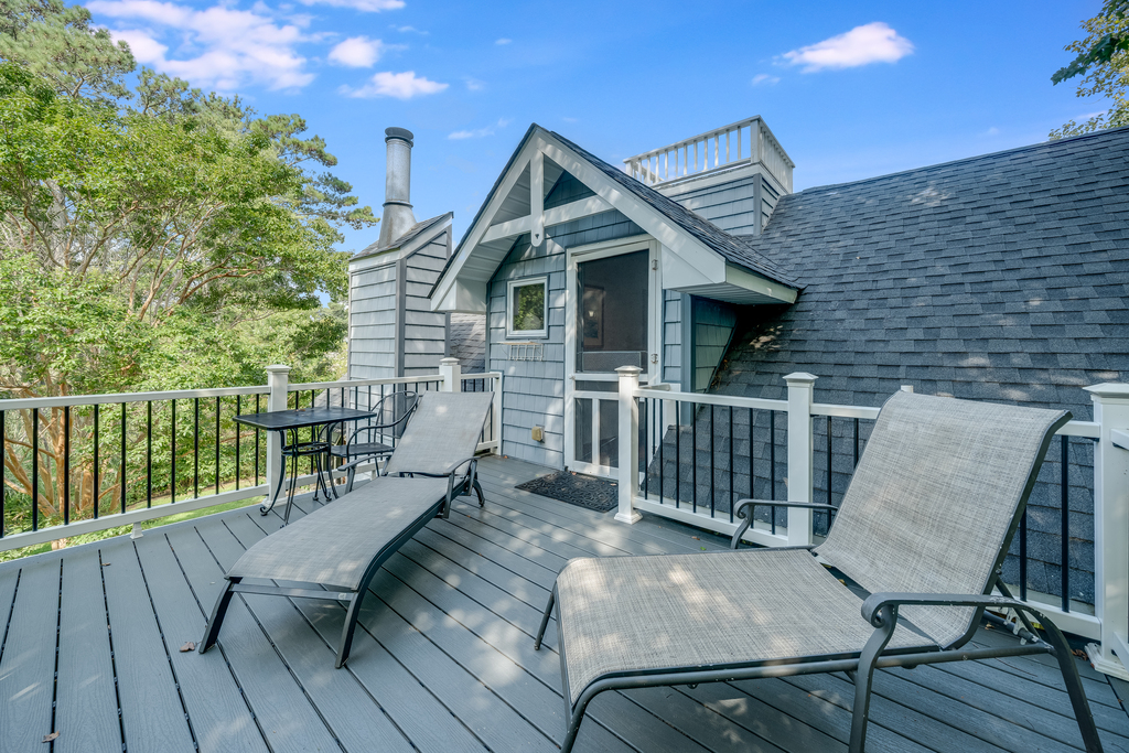 Elevated Deck – Soak up the sunshine and fresh island air from this spacious upper-level deck, complete with comfortable outdoor seating.