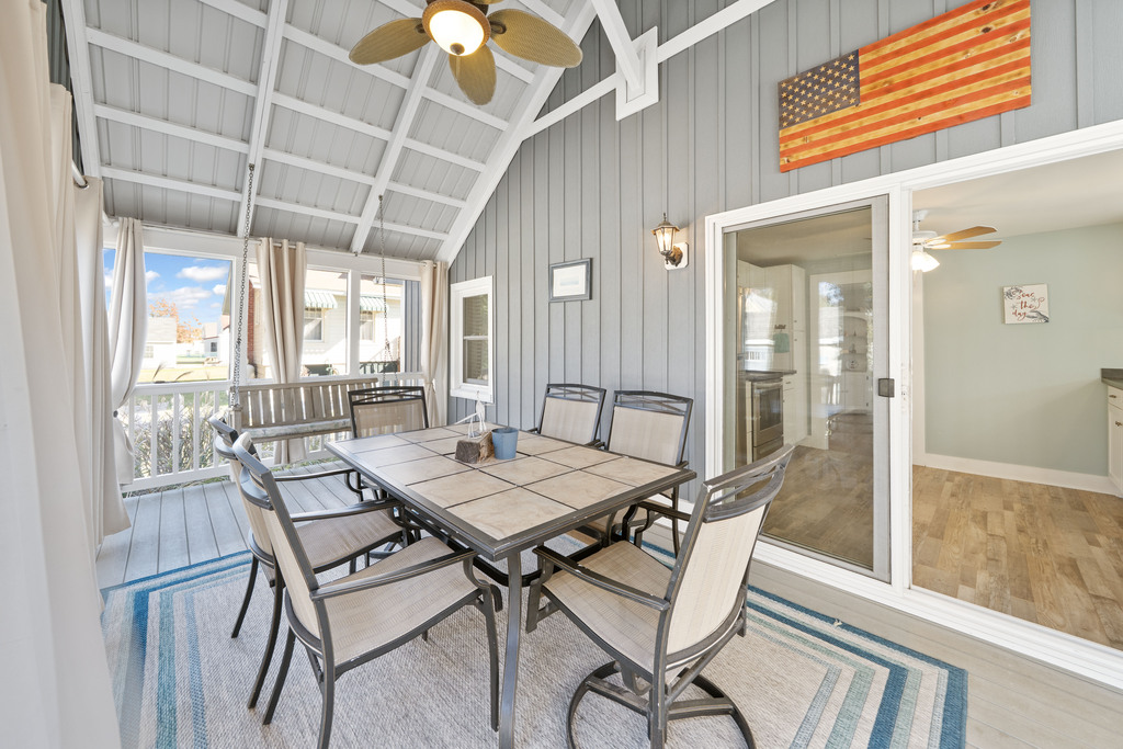 Or dine Al-Fresco on the Screened Porch!