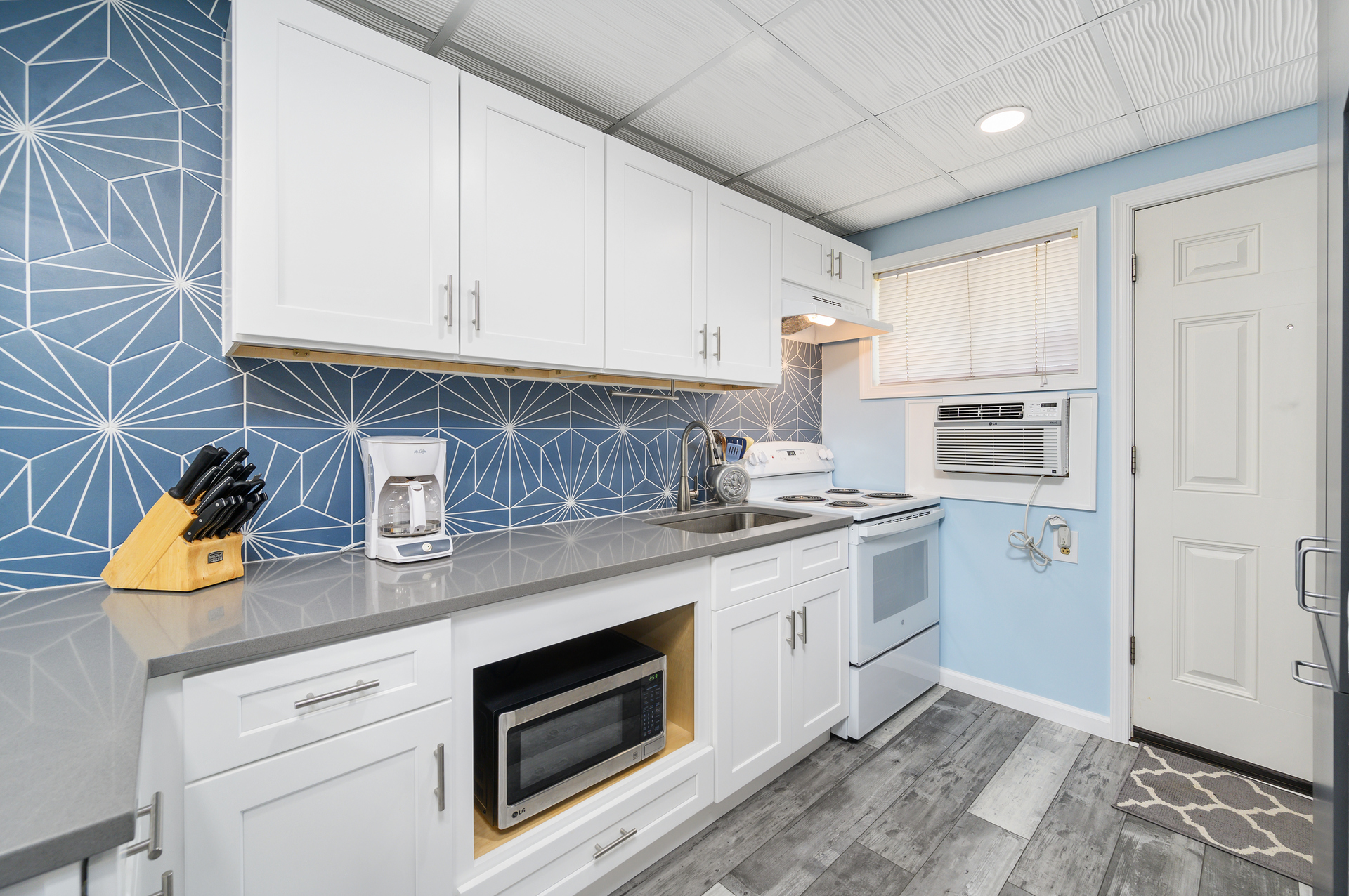 The chef in your family will fall in love with this well-equipped kitchenette!