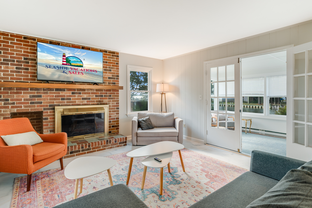 This spacious Home in desirable Richardson's Landing sleeps 10 in comfort and style!