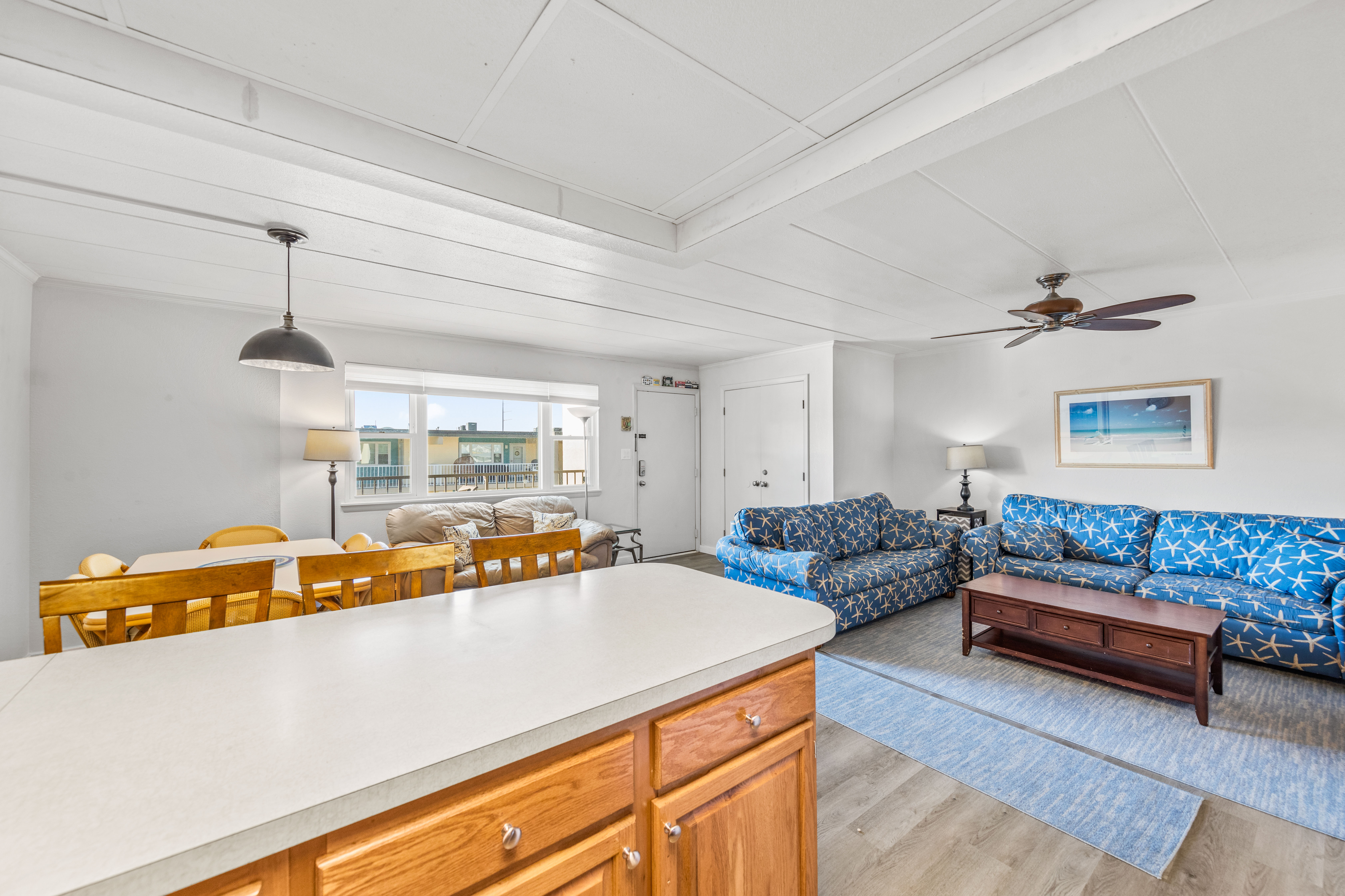 Grab a quick bite to eat at the breakfast bar before heading down to the beach!