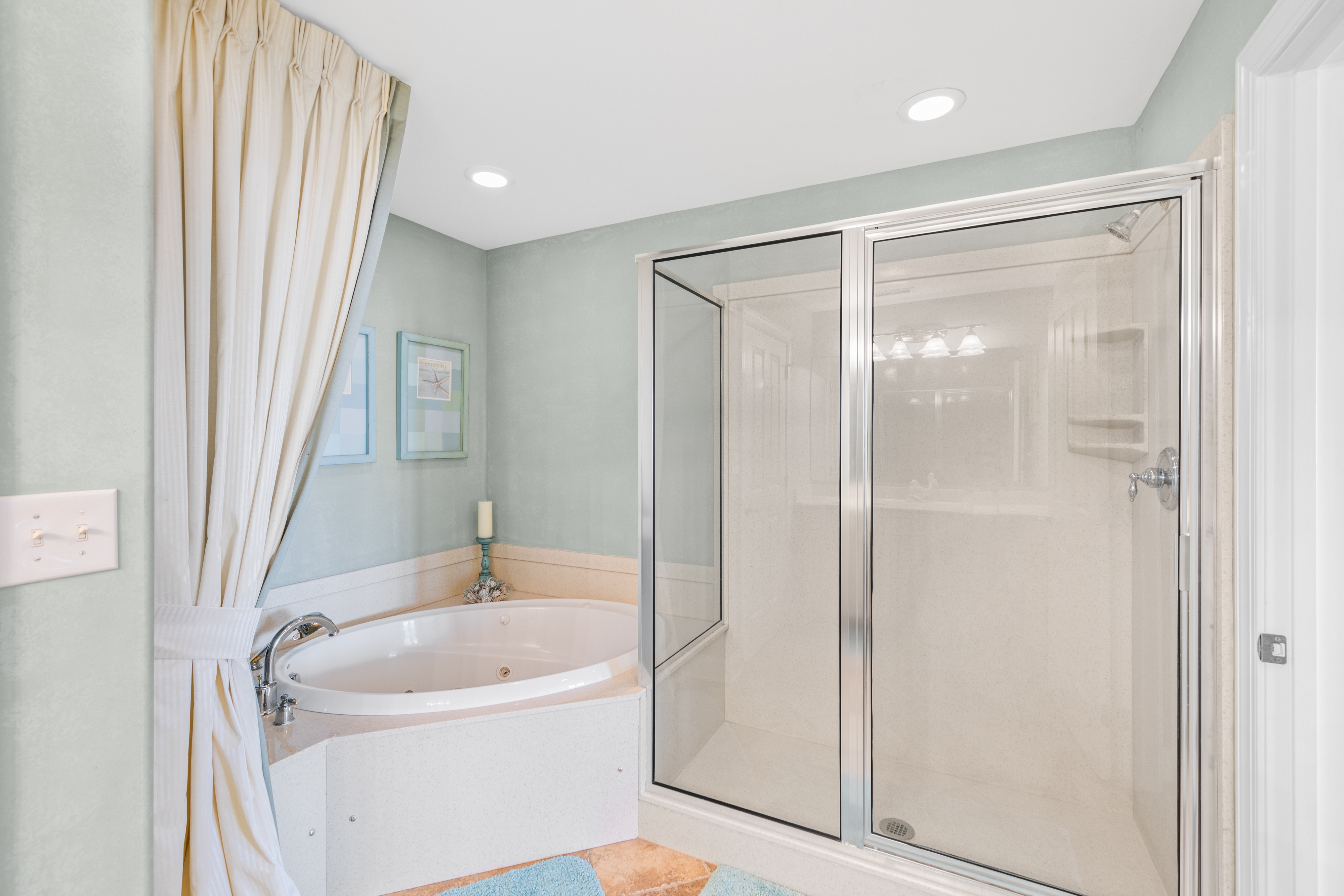 Soak your worries away in this wonderful jacuzzi tub!