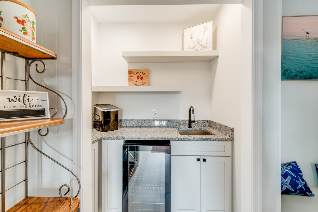 Wet Bar in Living Area!