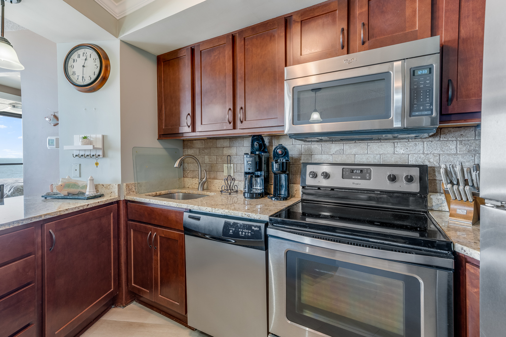 Warm Wood Cabinets & Stainless Steel Appliances throughout!